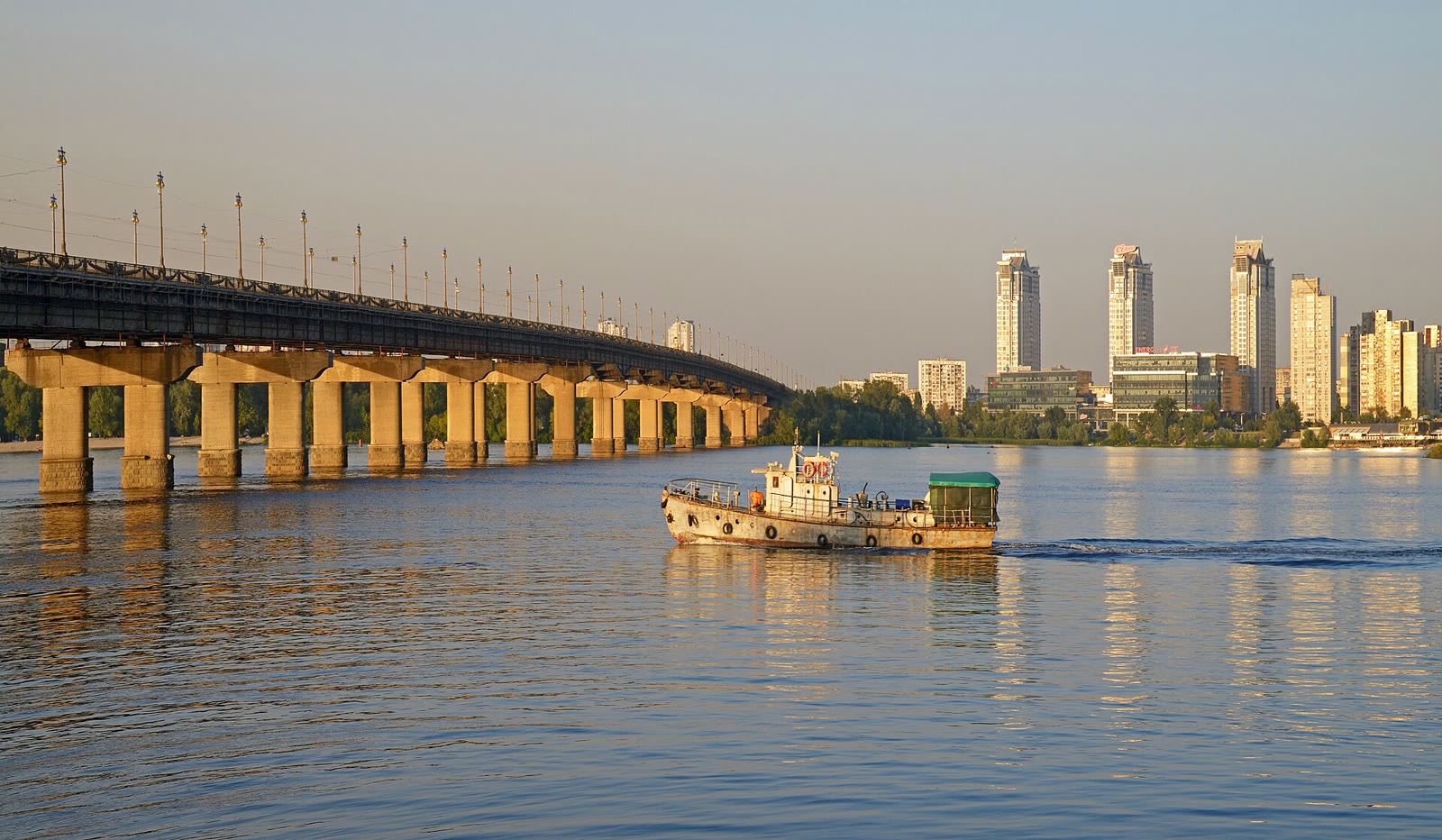 Kiev'de Dinyeper Nehri üzerindeki Paton Köprüsü (arşiv)