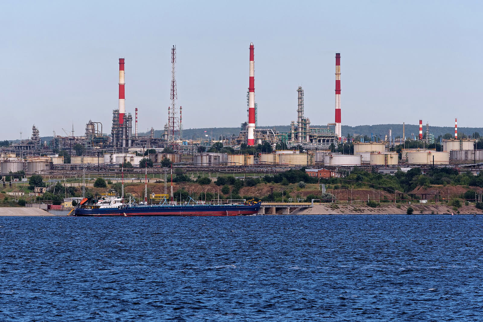 Саратовский НПЗ на берегу Волги (архив)