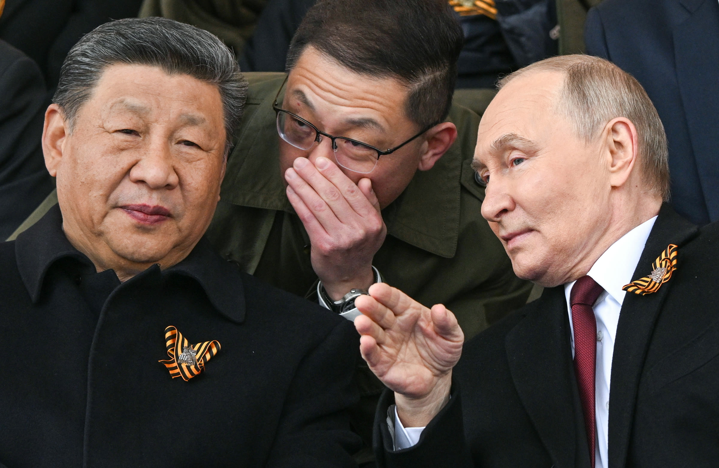 Şi Cinping ve Vladimir Putin, 9 Mayıs 2025’te Moskova’daki geçit töreninde