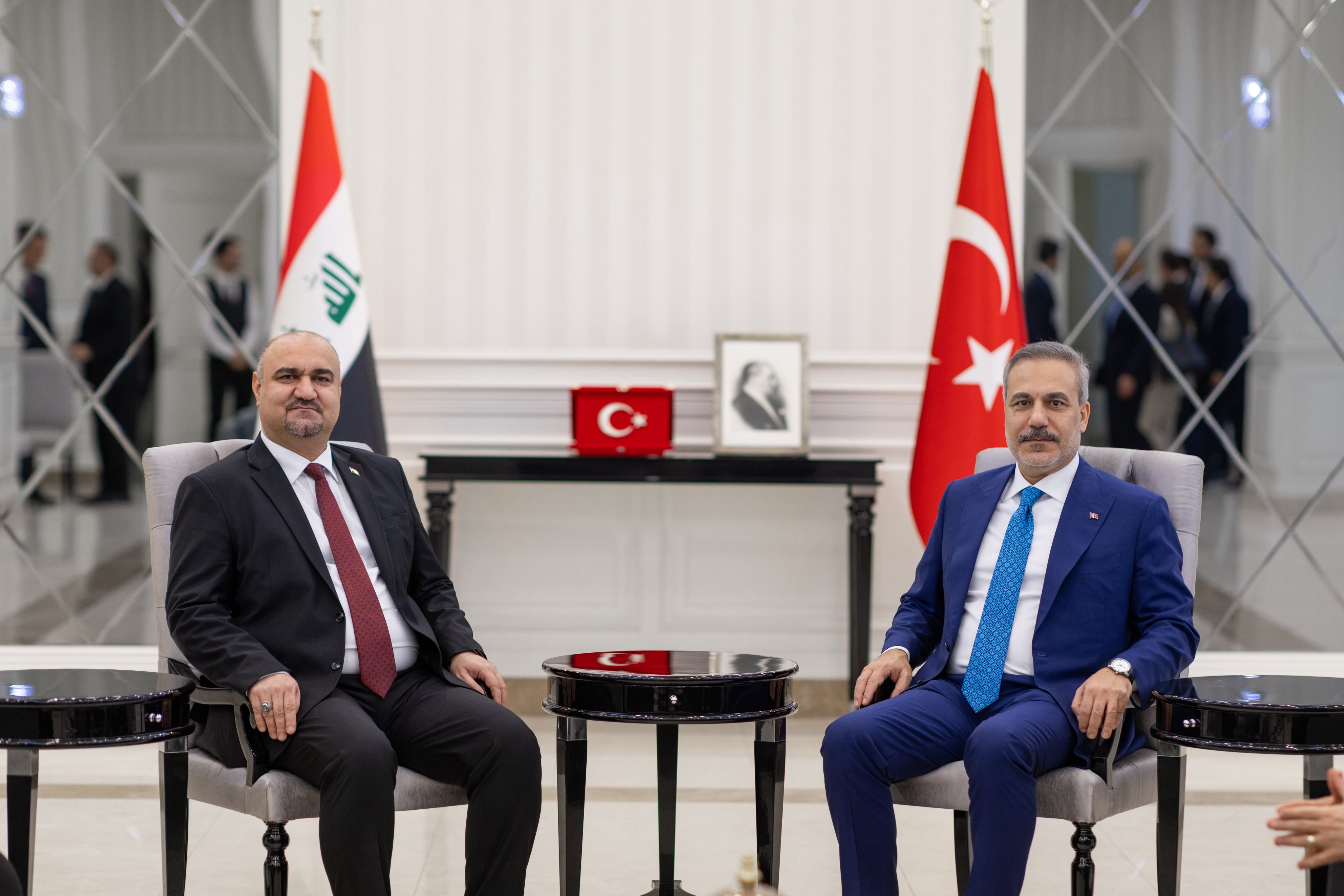 هاكان فيدان مع رئيس الجبهة التركمانية العراقية محمد سمعان آغا أوغلو