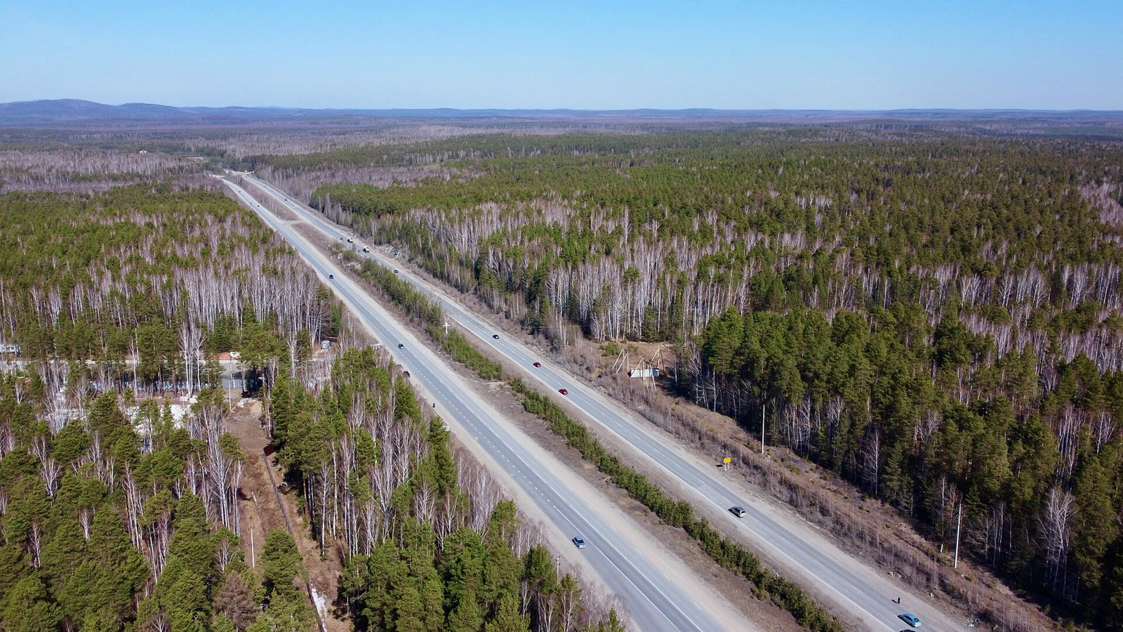 Sverdlovsk bölgesinde bir kara yolu (arşiv)