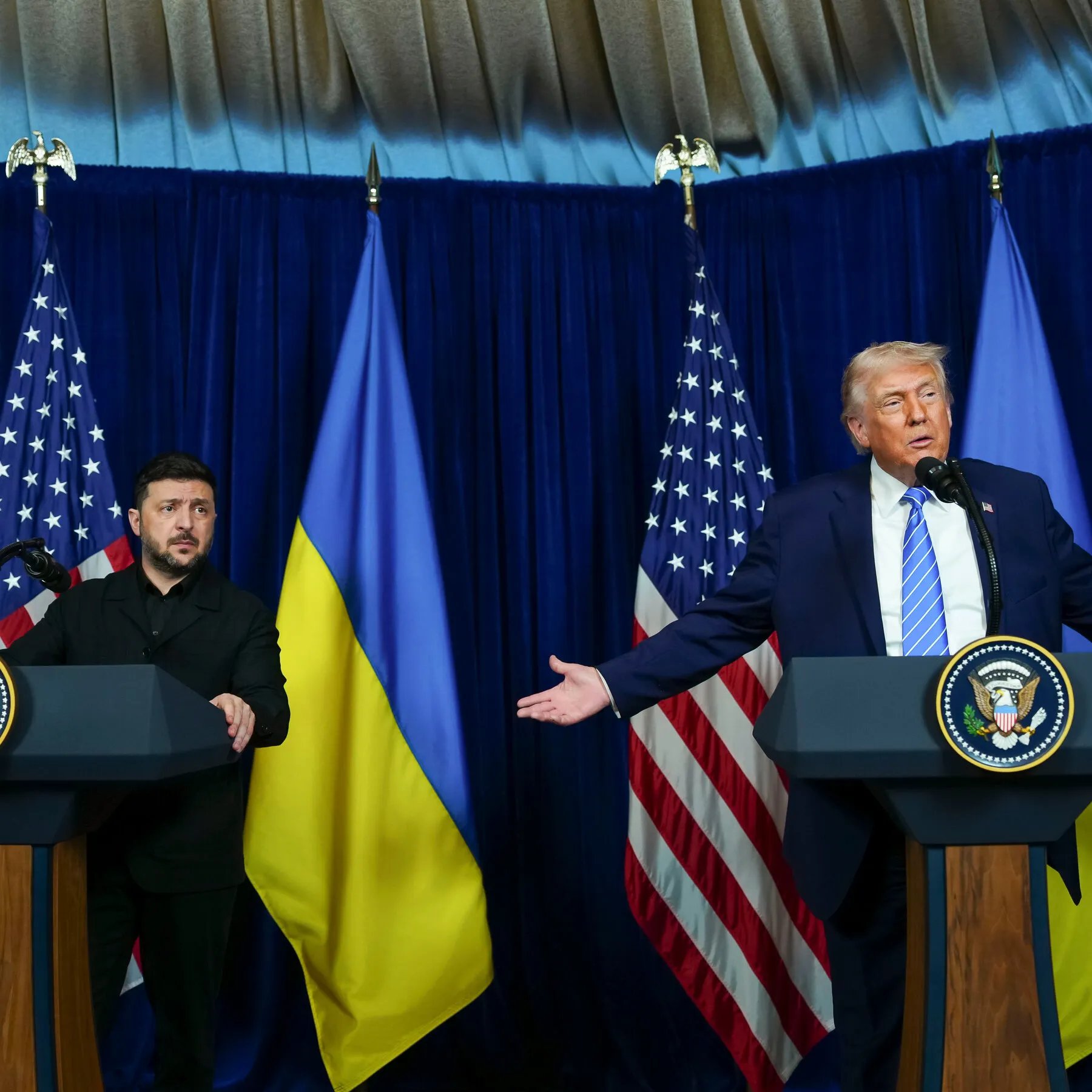 Zelenskyy and Trump at a joint news conference (file photo)