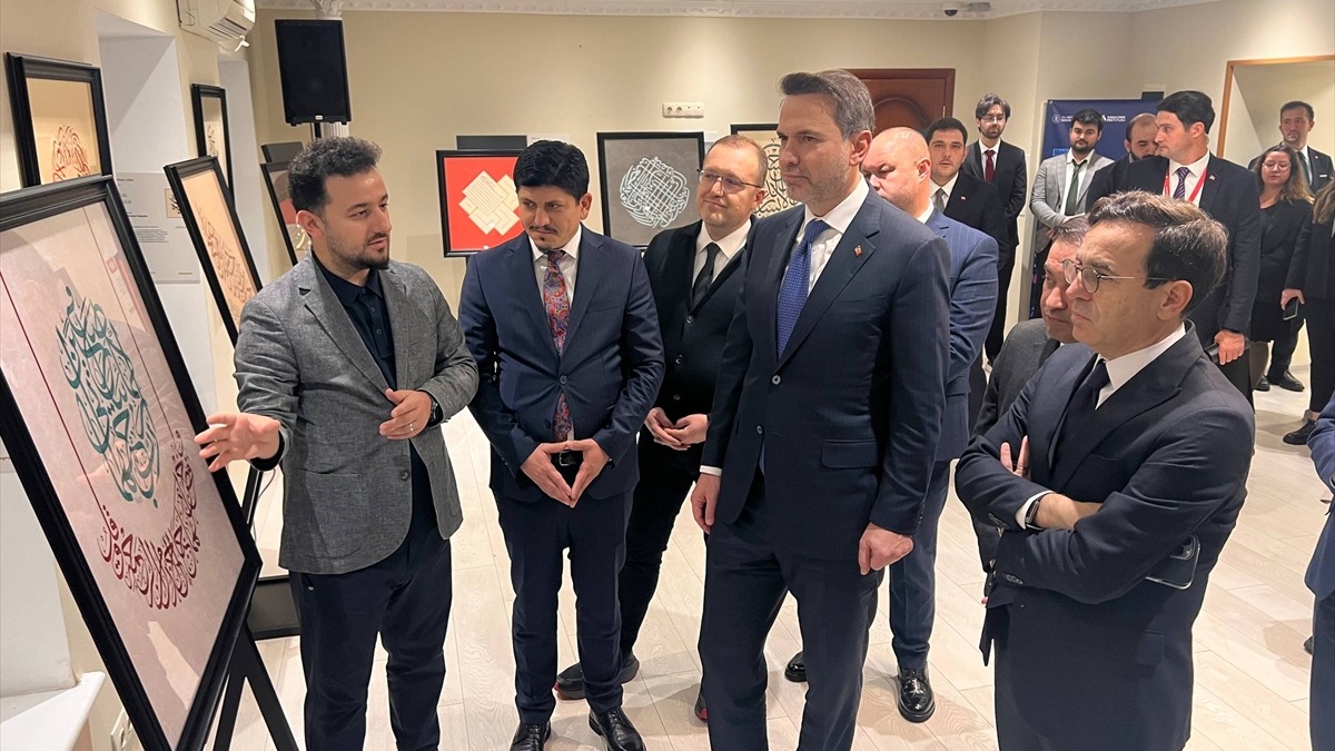 Bakan Bayraktar sergideki hat eserlerini inceledi