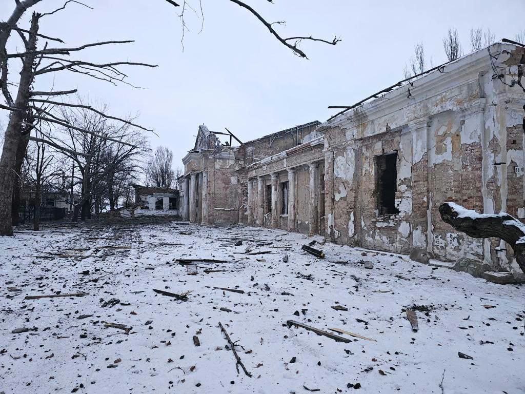 Orikhiv'de saldırılarda harabeye dönen bir bina (arşiv)