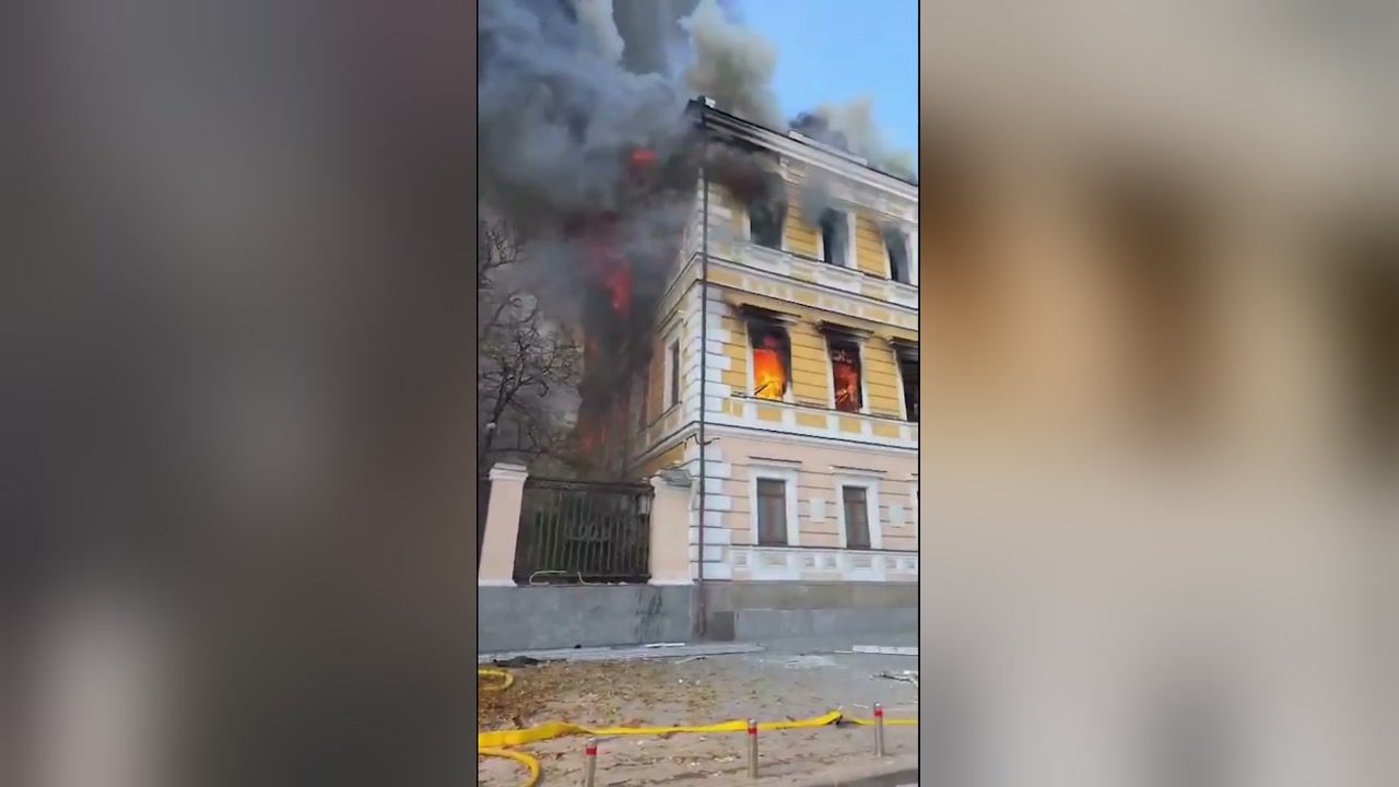 Горящее здание после удара