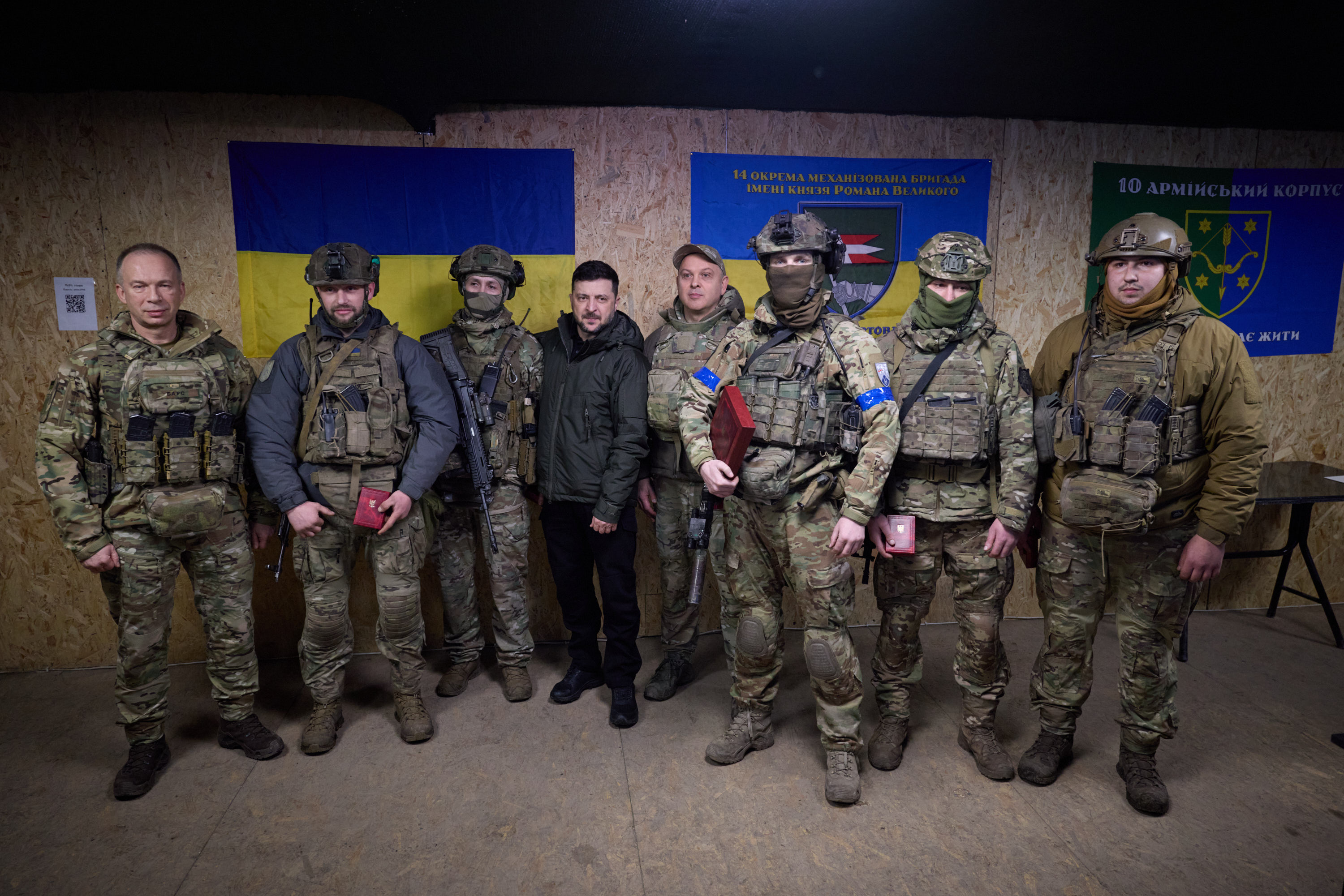 Zelenskiy ve Başkomutan Sirskiy, Kupyansk'ta askerlerle (arşiv)