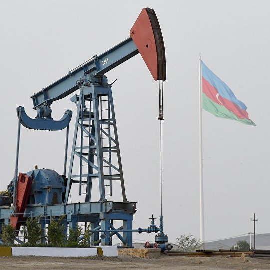 Нефтяной насос на фоне флага Азербайджана