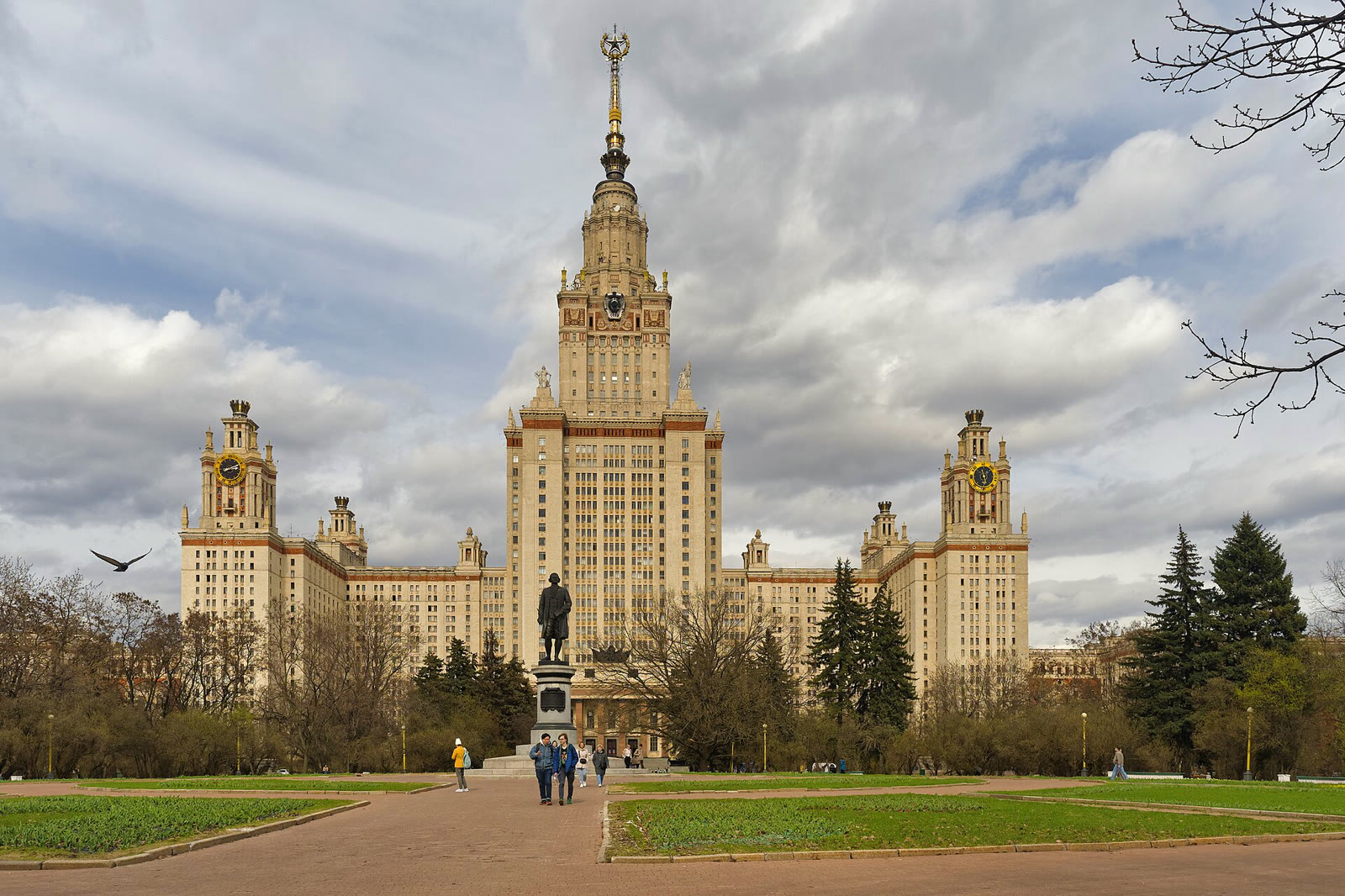 Главный корпус Московского государственного университета (архив)