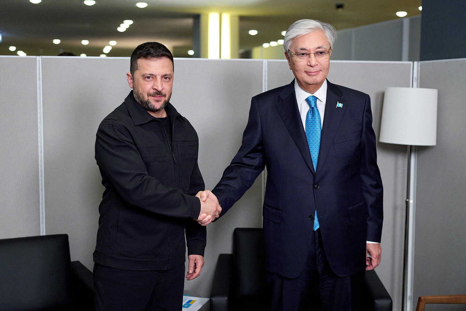 Tokayev ile Zelenskiy, Eylül 2025'te New York'ta görüşürken (arşiv)