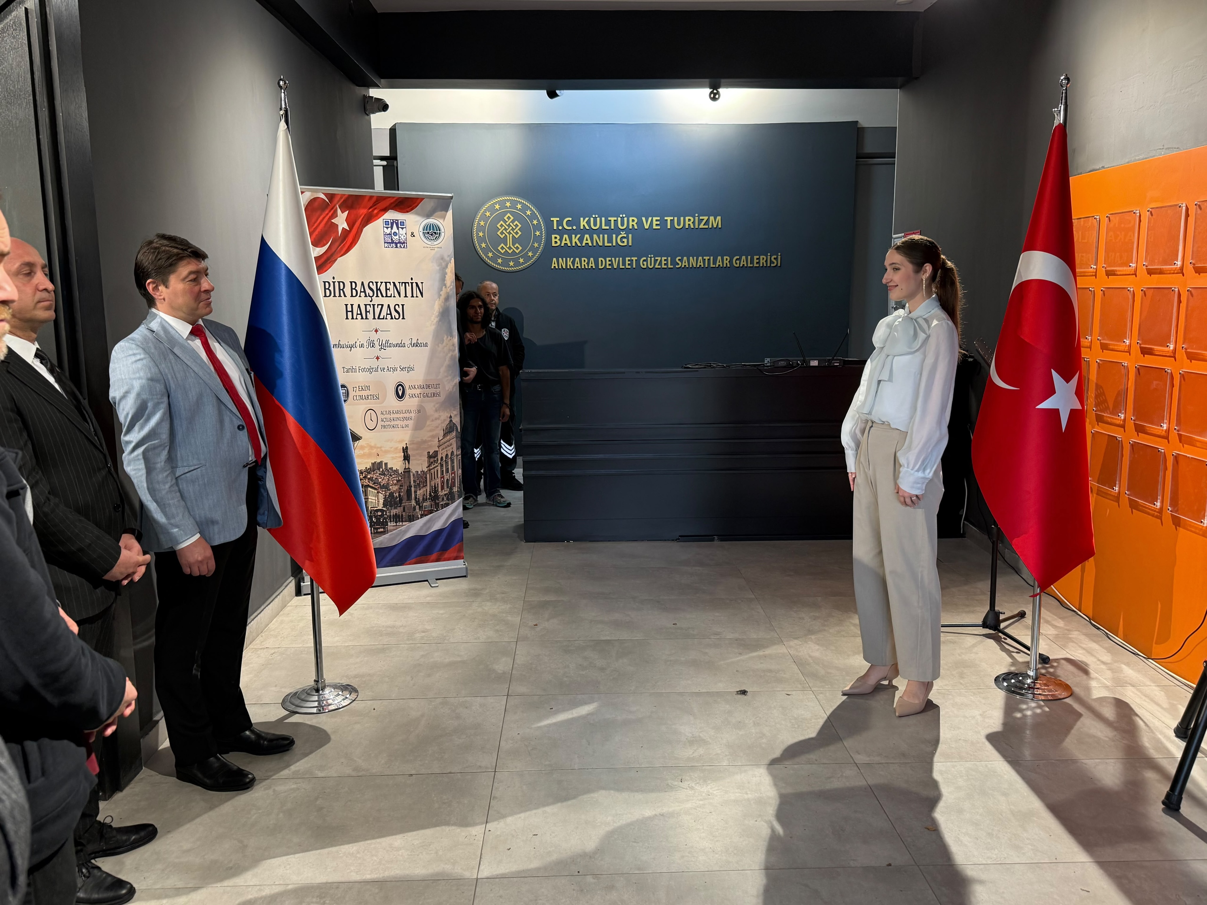 Soprano Arina Veryovkina sergi açılışında