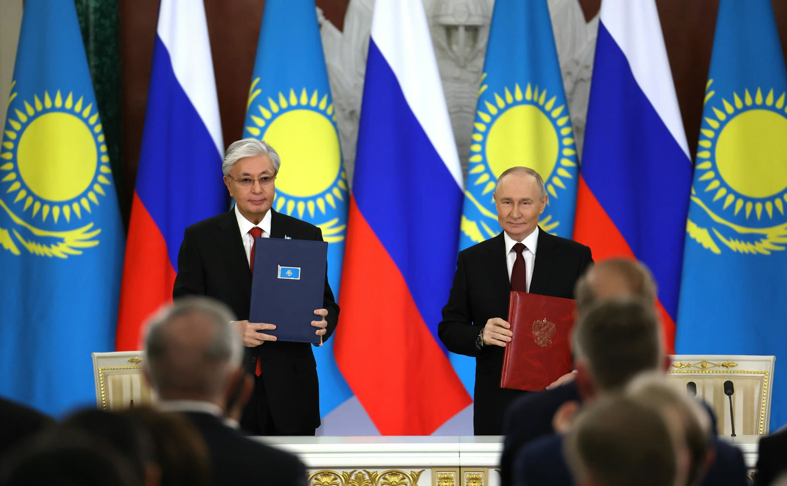 Tokayev ve Putin, Kasım 2025'te Moskova'daki imza töreninde (arşiv)