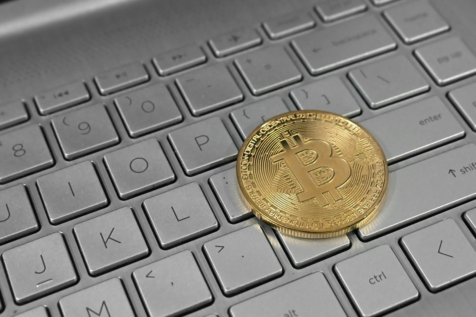 Dizüstü bilgisayar klavyesi üzerinde bir bitcoin (arşiv)