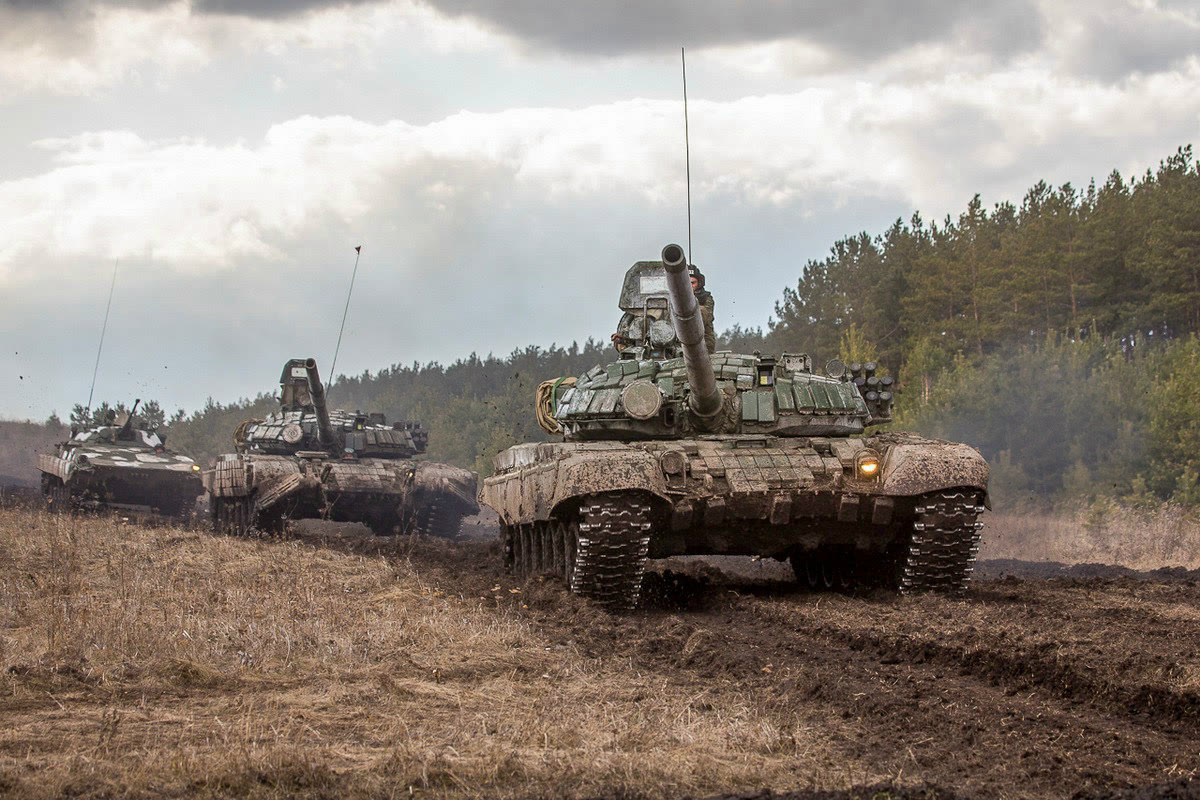 Çebarkul poligonunda T-72B tankı (arşiv)