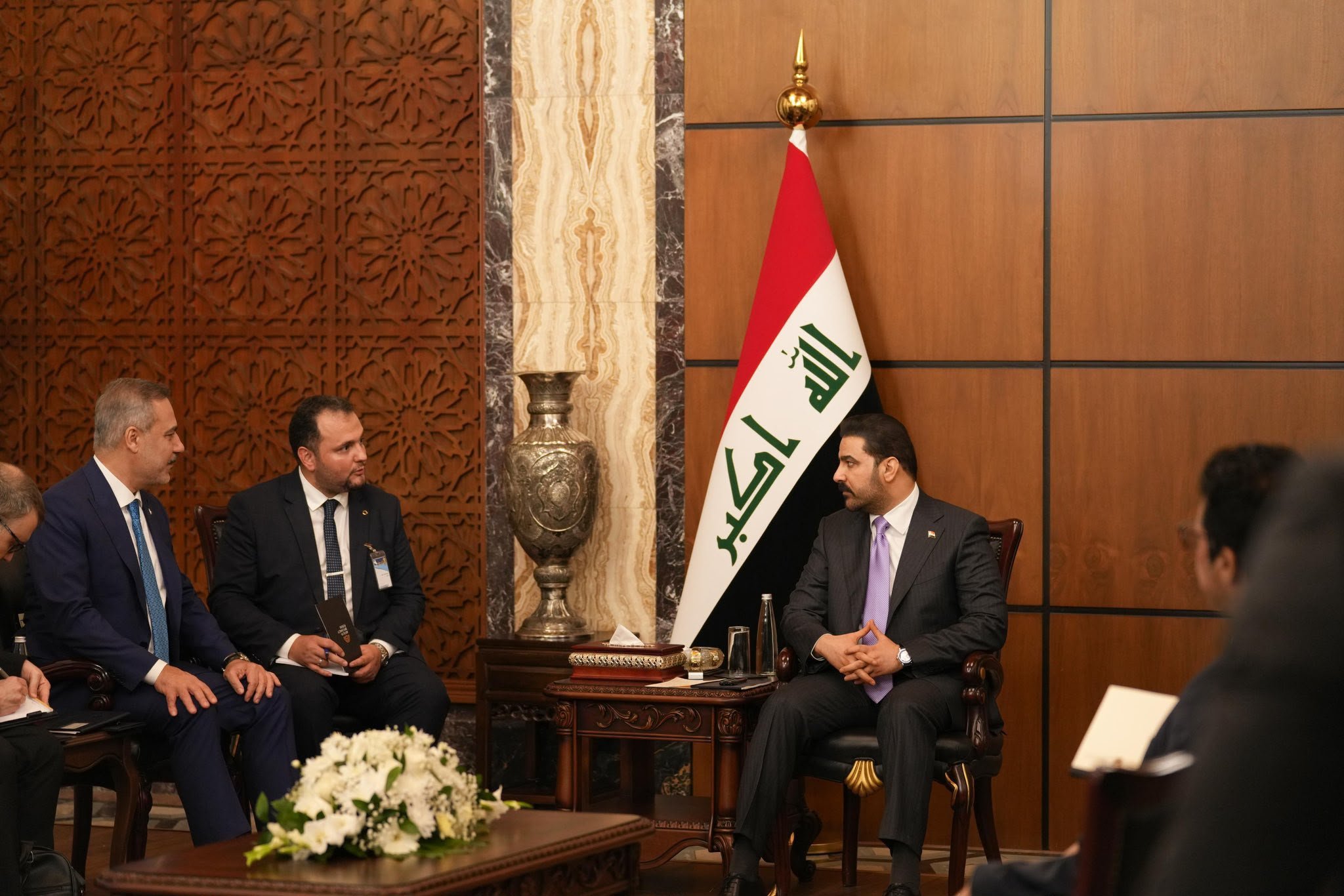 هاكان فيدان خلال لقائه رئيس الوزراء العراقي علي الزيدي في بغداد