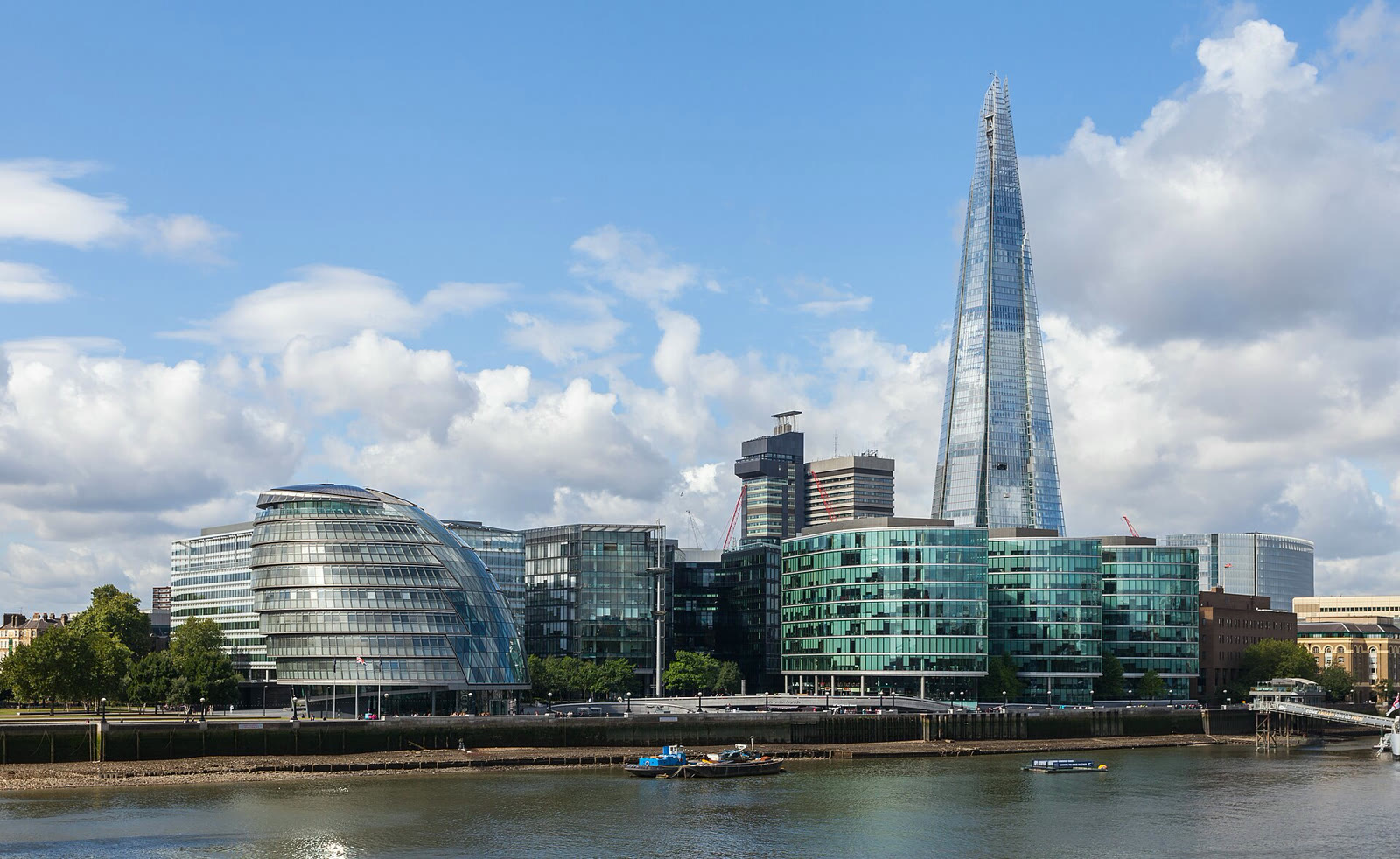 Londra'da Thames kıyısındaki Belediye Binası ve Shard (arşiv)