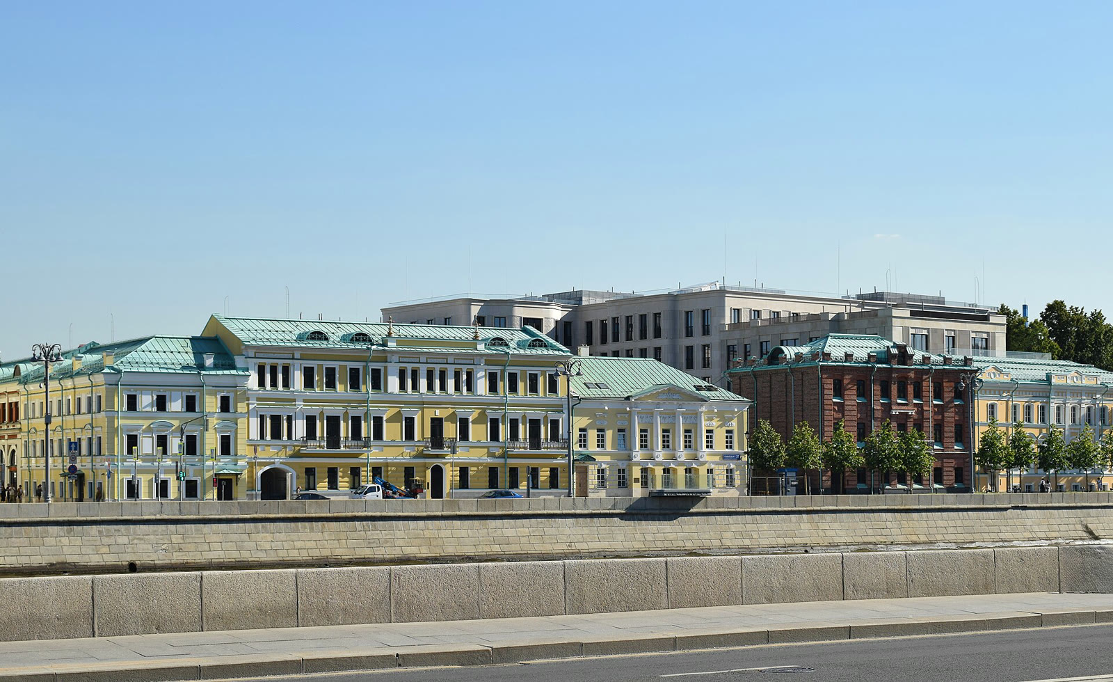 Кремлёвская набережная в Москве (архив)