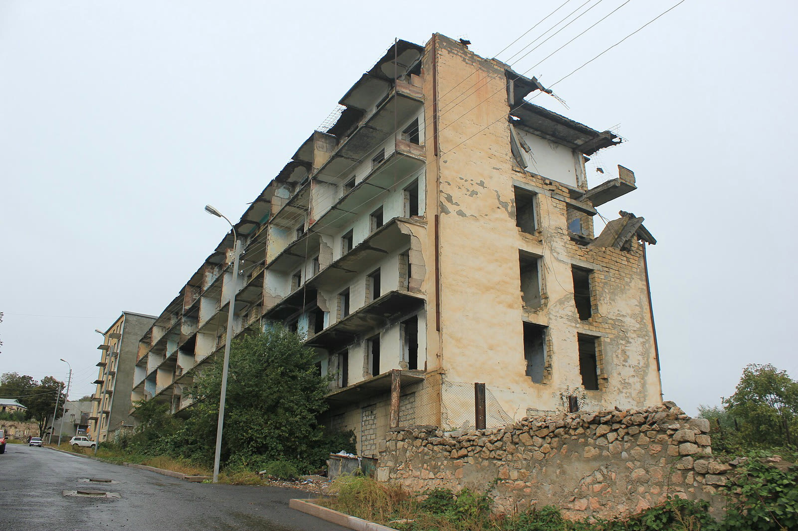 Şuşa'da savaştan kalan yıkık bir bina (arşiv)