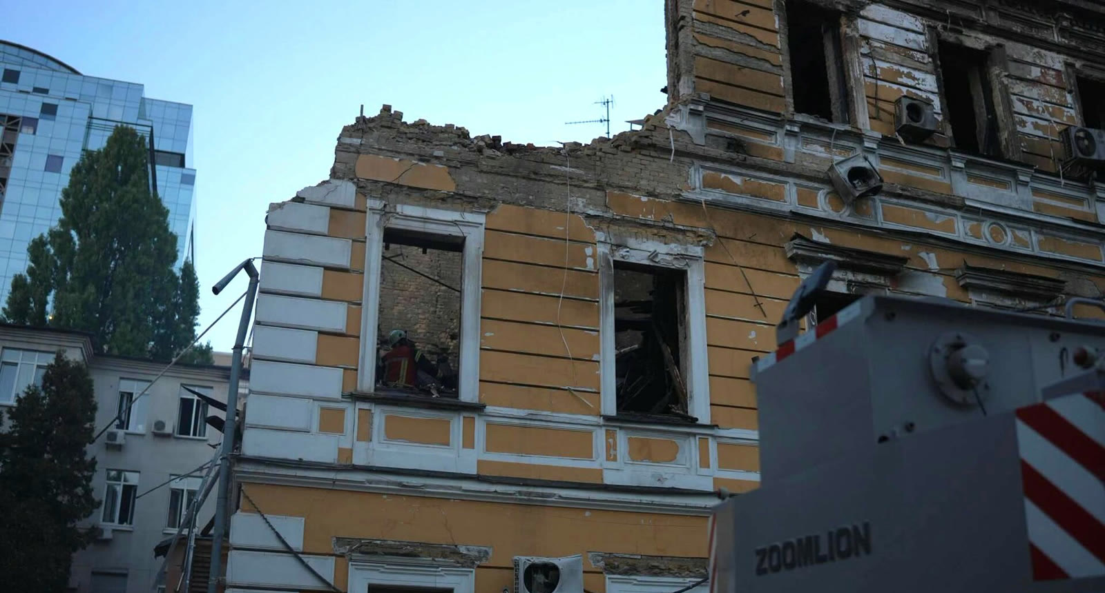 Saldırıda ağır hasar gören Ukrayna Ulusal Bilimler Akademisi binasında arama çalışması, 28 Eylül