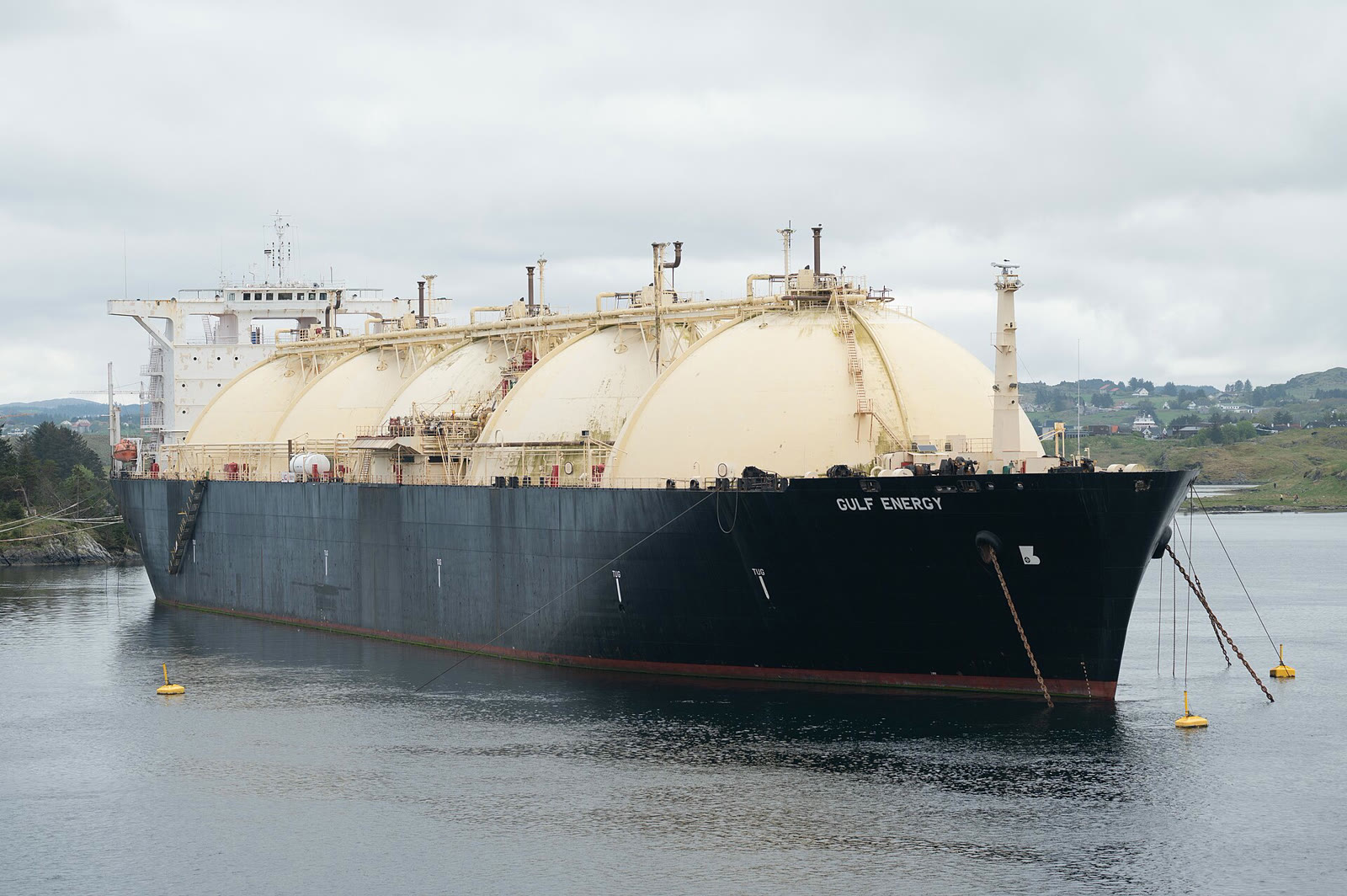 Sıvılaştırılmış doğal gaz taşıyan bir tanker (arşiv)