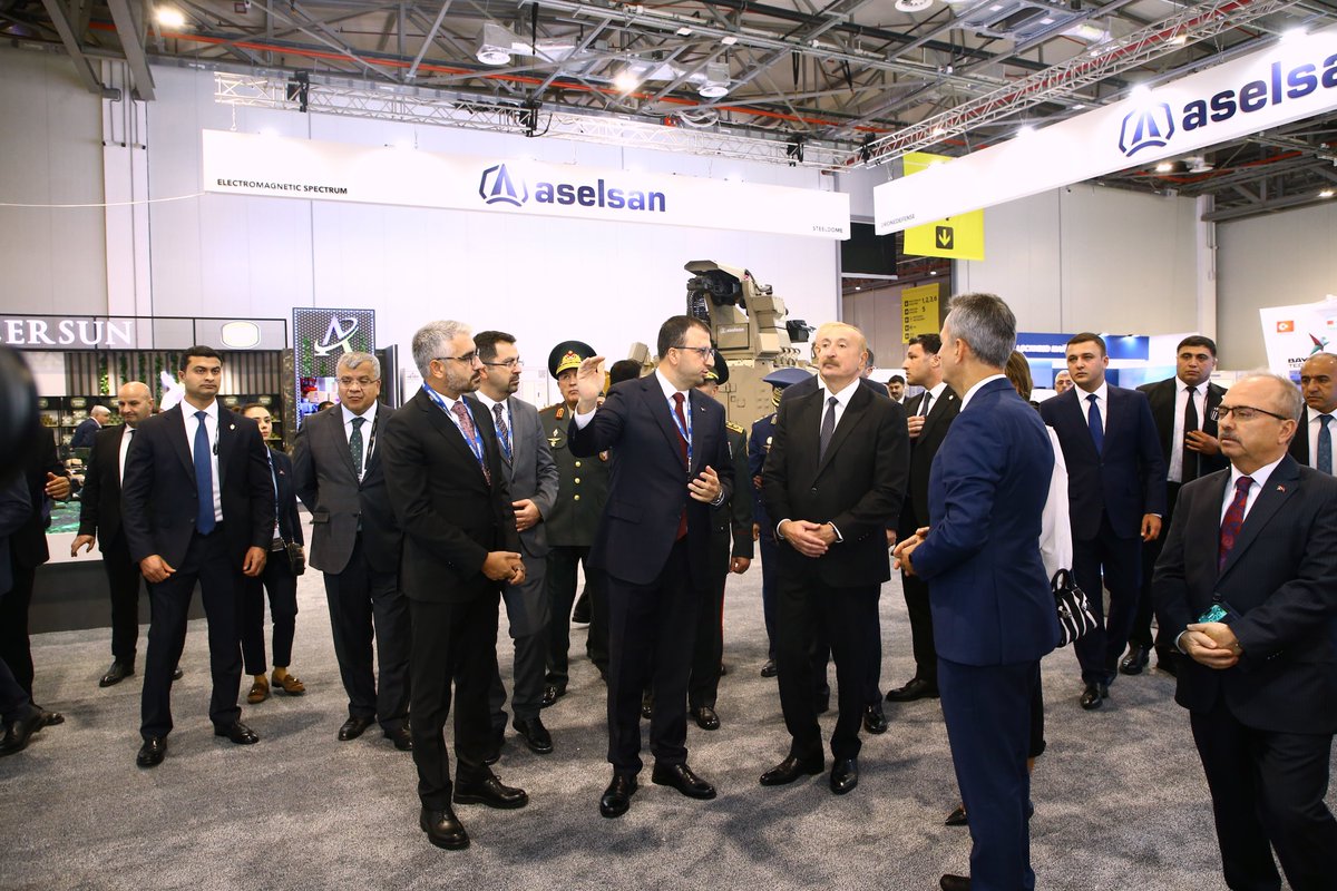 Алиев посещает стенд ASELSAN на ADEX 2026