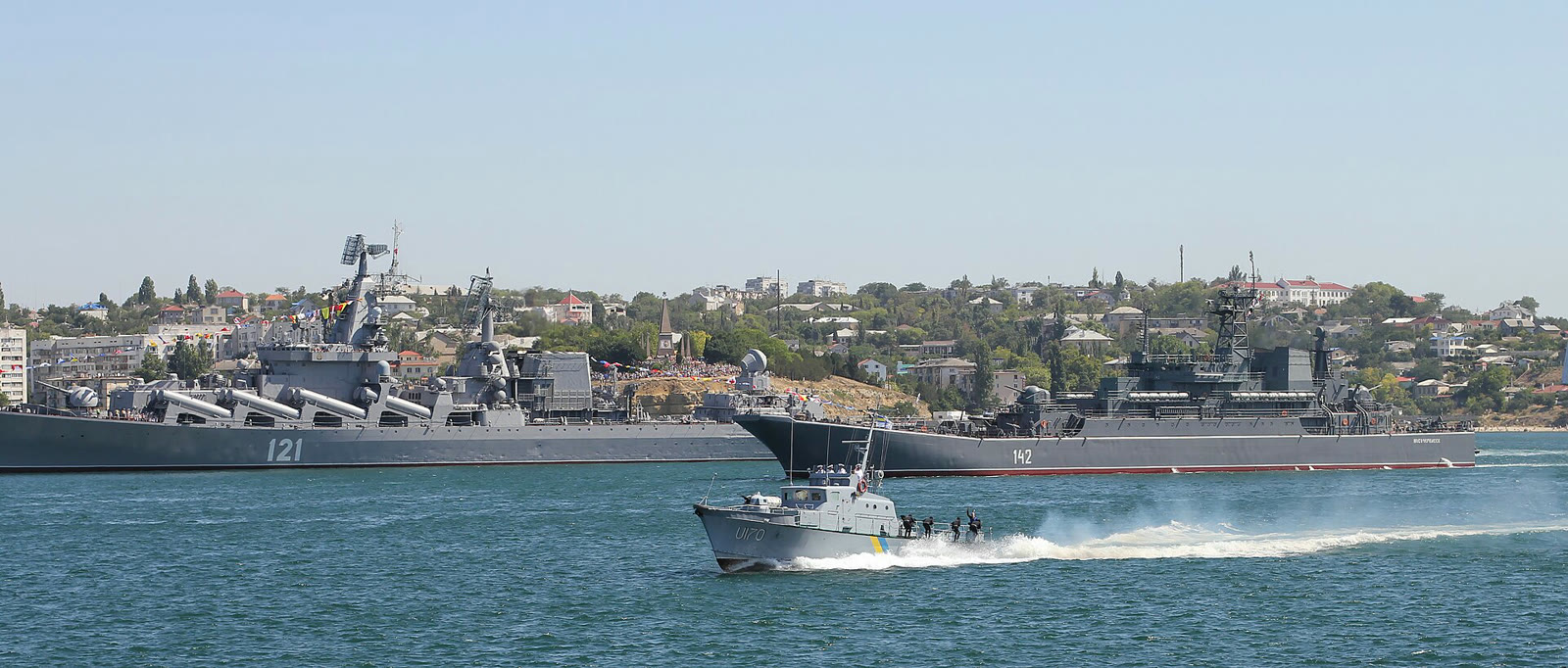 Sivastopol Körfezi'nde Karadeniz Filosu gemileri (2012)
