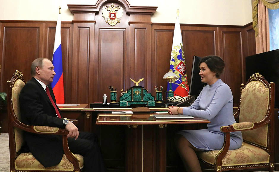 Putin, Stratejik Girişimler Ajansı Genel Müdürü Svetlana Çupşeva ile görüşürken (arşiv)