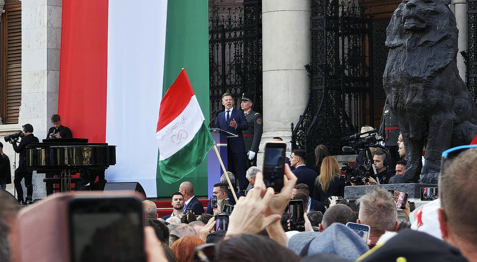 Мадьяр выступает у здания венгерского парламента (архив)