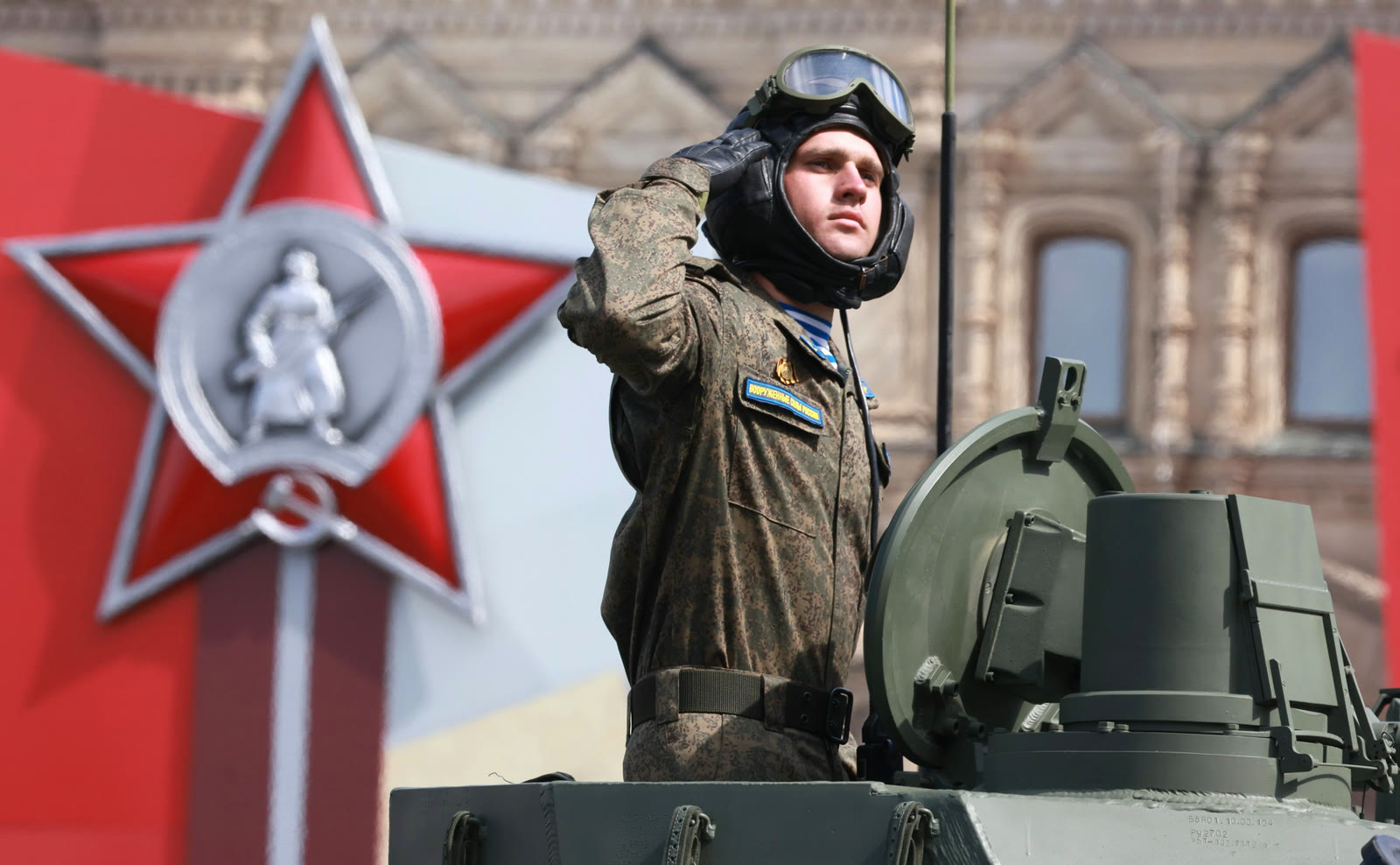 Moskova’daki Zafer Günü geçit töreninde bir Rus askeri