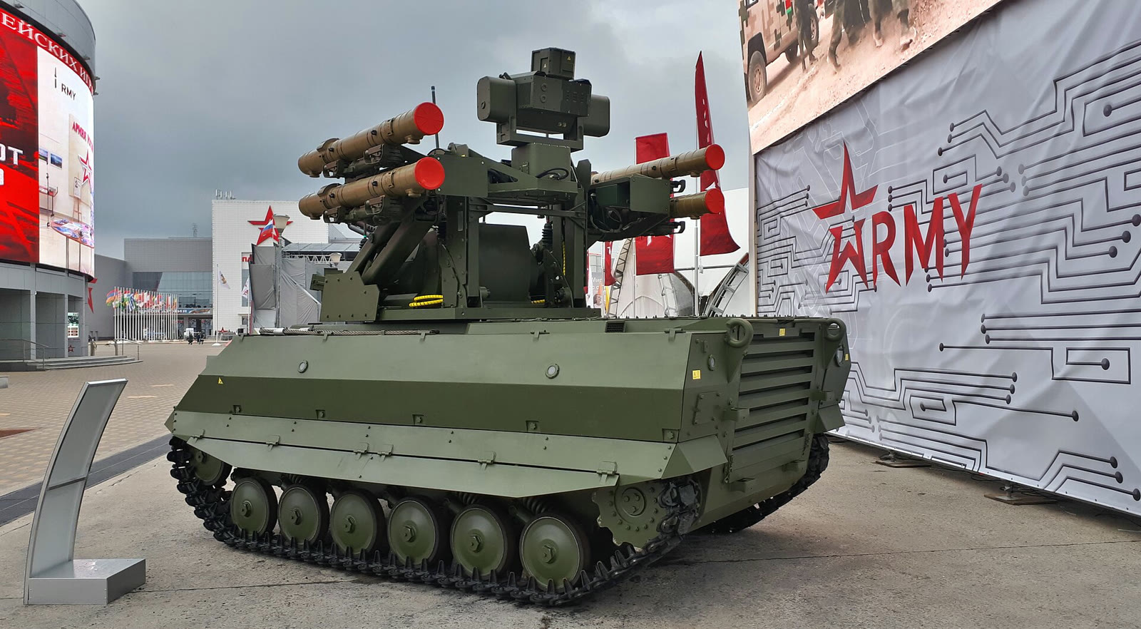 Uran-9 insansız kara aracı yandan görünüm (arşiv)