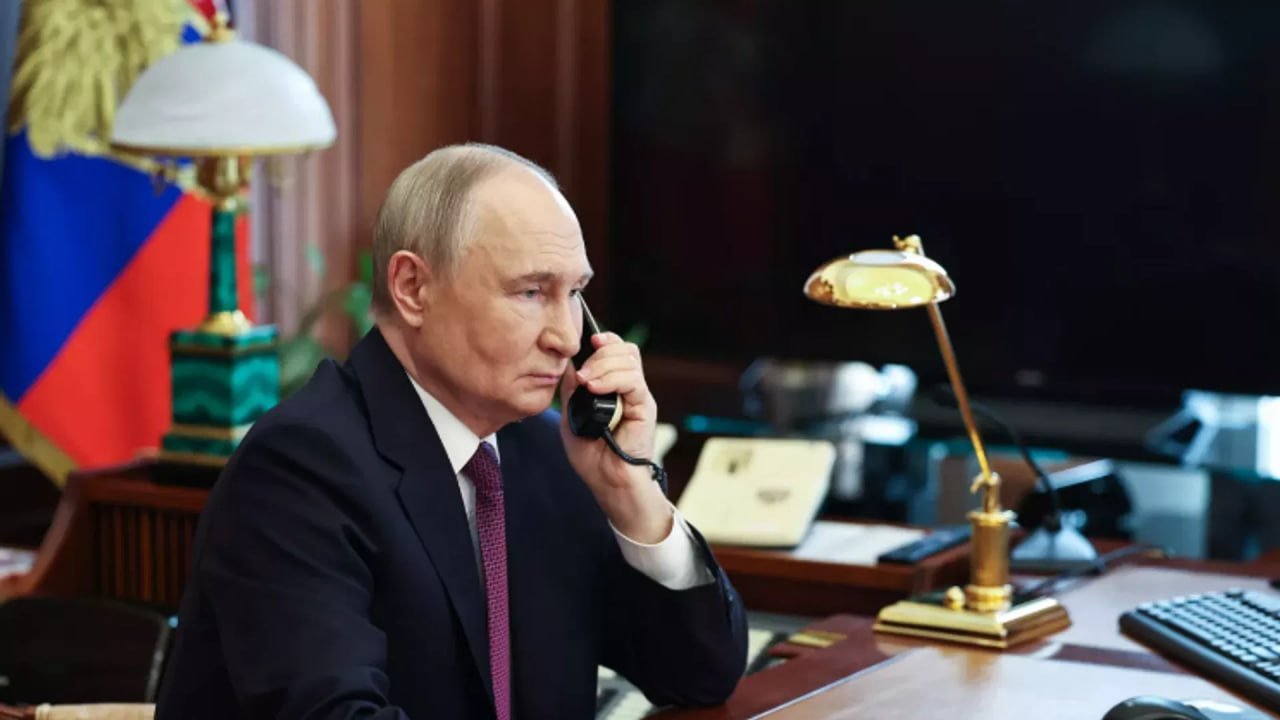 Владимир Путин во время телефонного разговора