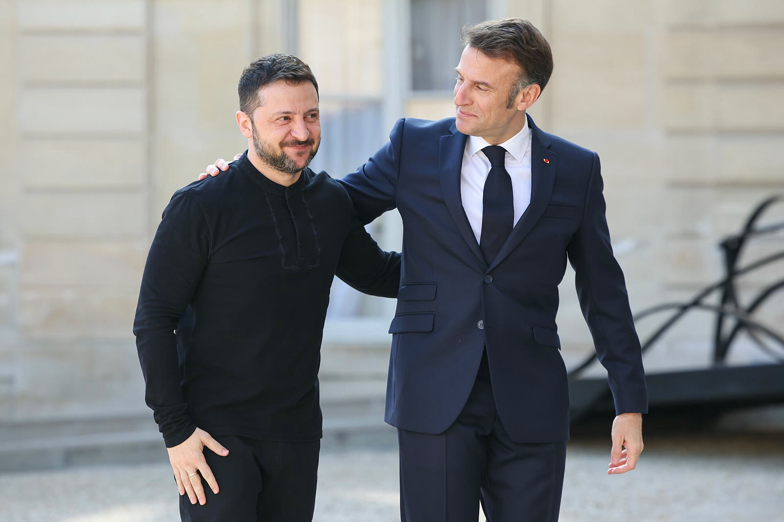 Zelenskyy and French President Macron (archive)