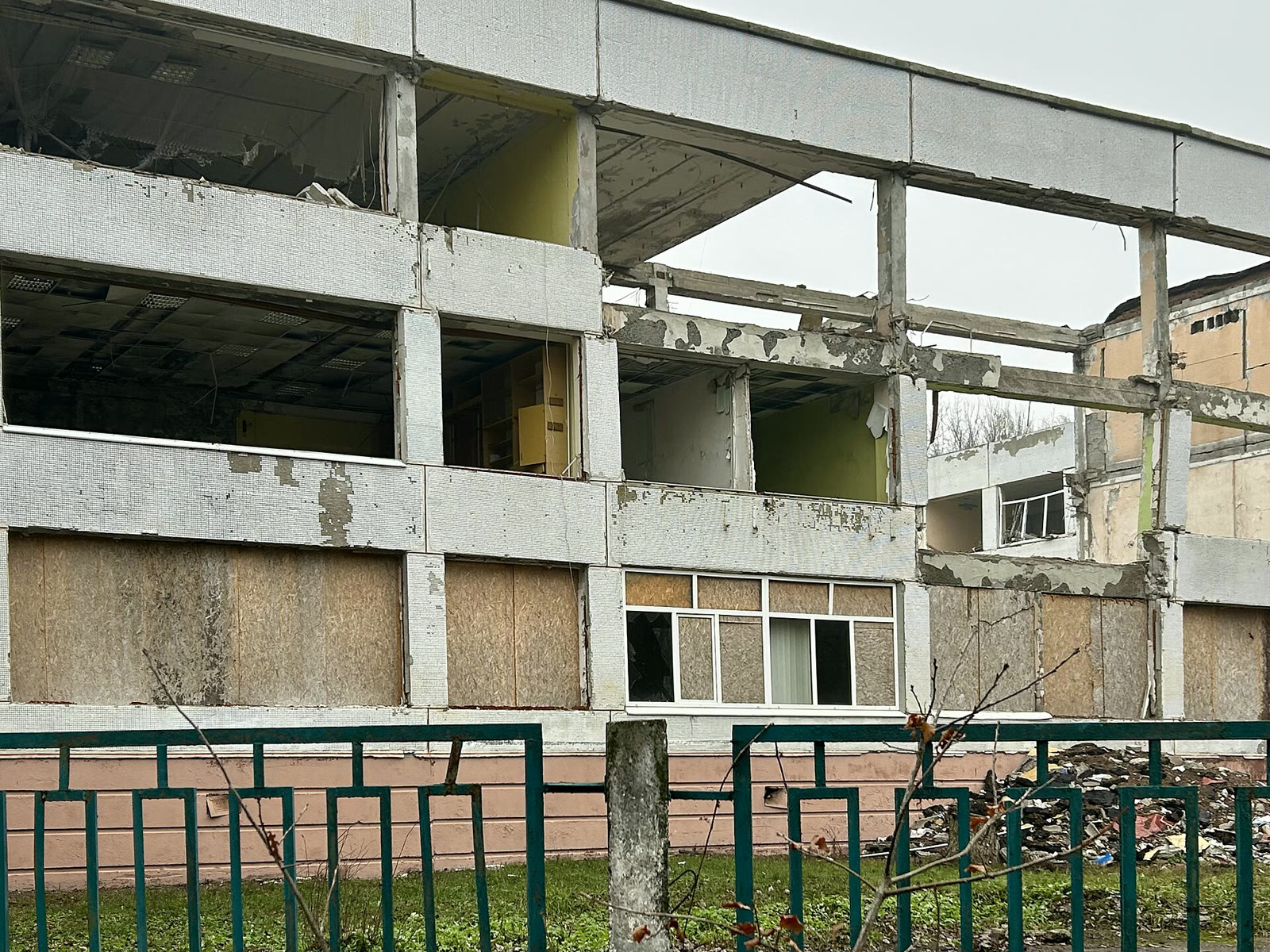 Harkiv'de saldırıda hasar gören bir lise (arşiv)