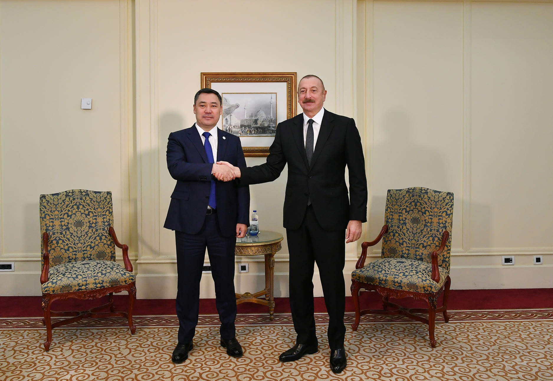 Kırgızistan Cumhurbaşkanı Sadır Caparov ve Azerbaycan Cumhurbaşkanı İlham Aliyev (arşiv)