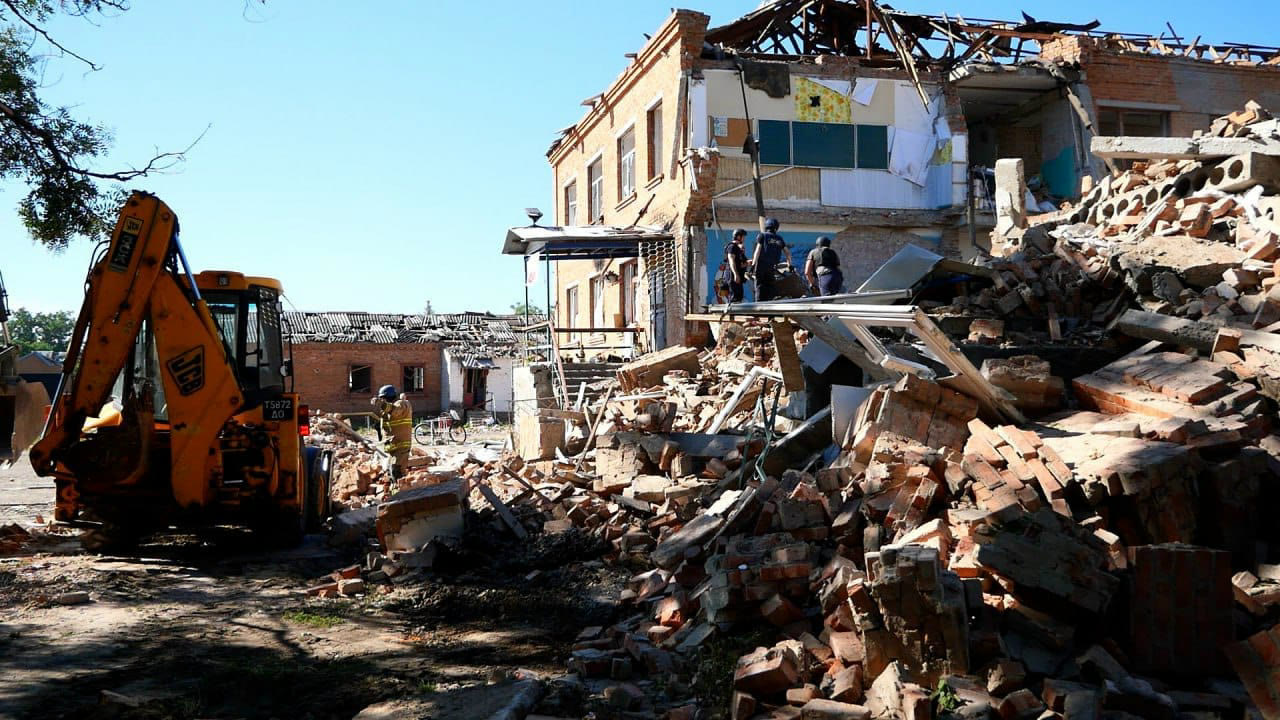 Orikhiv'de hasar gören bir okulda enkaz kaldırma çalışması (arşiv)