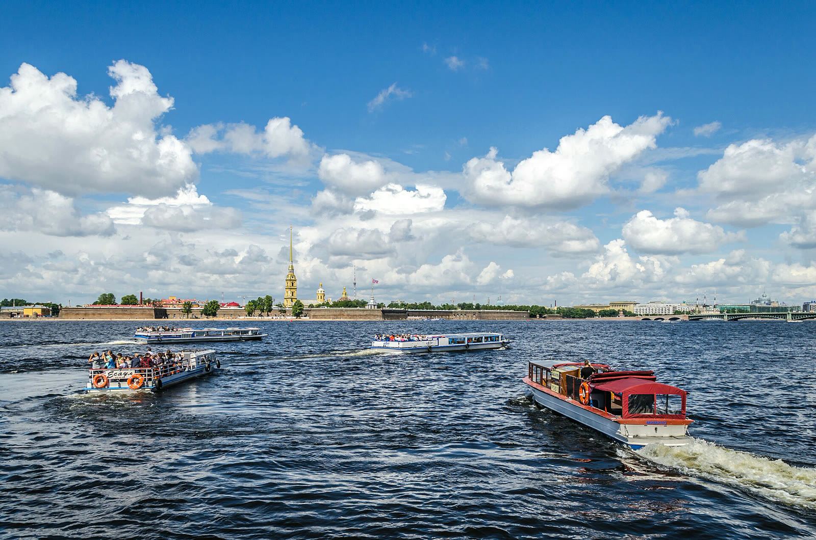 Река Нева и Петропавловская крепость в Санкт-Петербурге