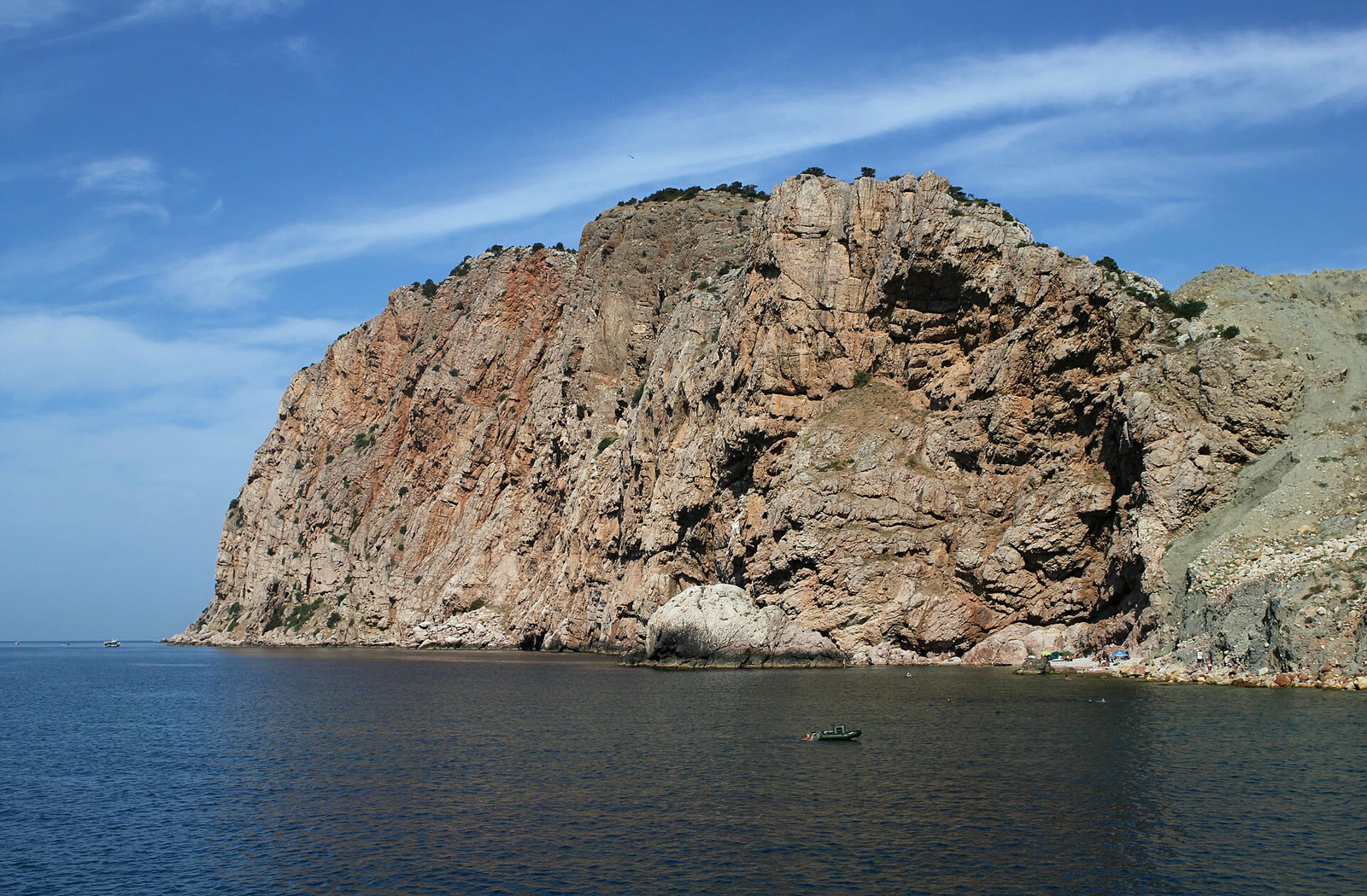 Скалистое побережье Крыма (архив)