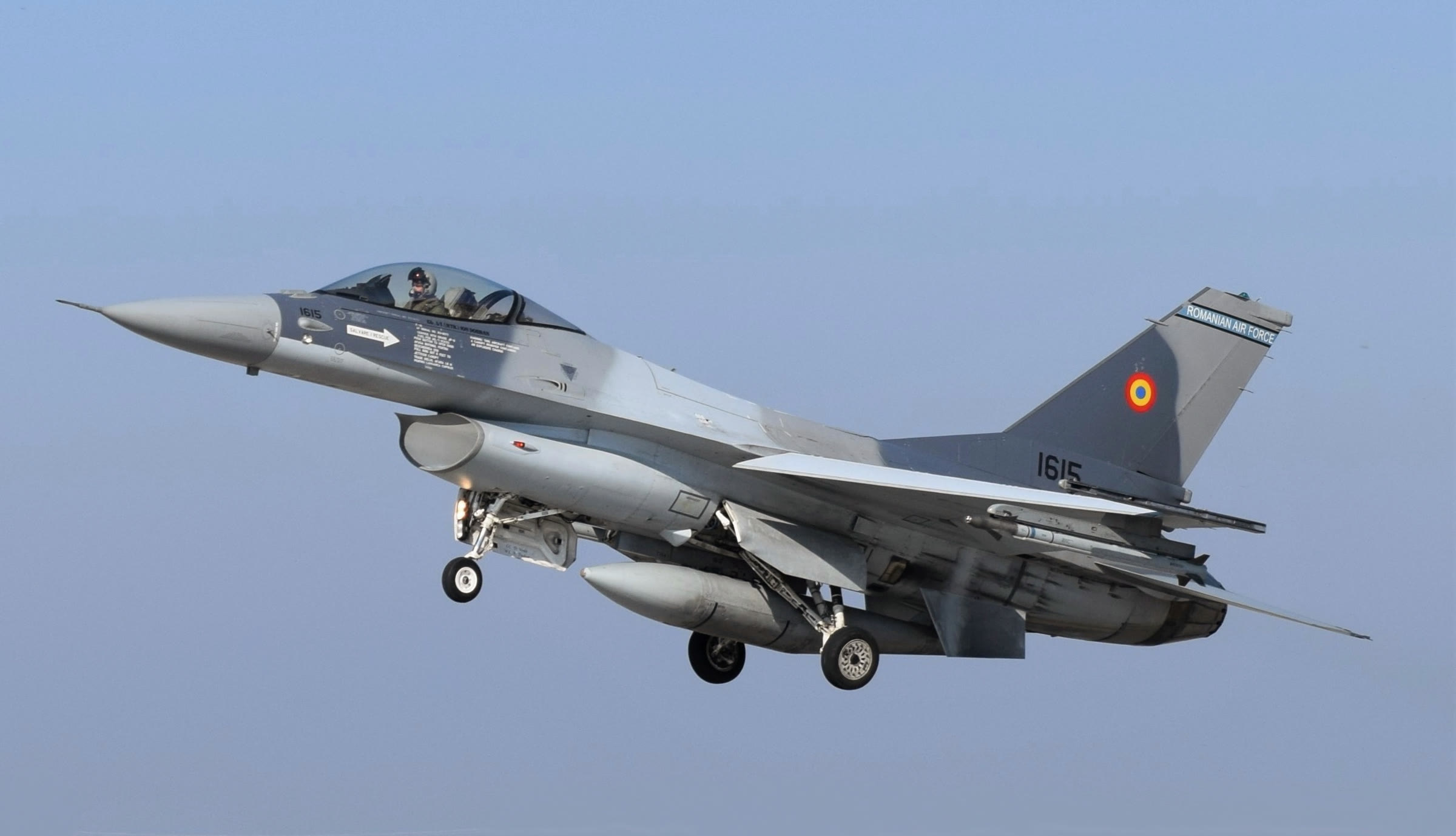 Румынский F-16 садится на авиабазе Борча (архив)