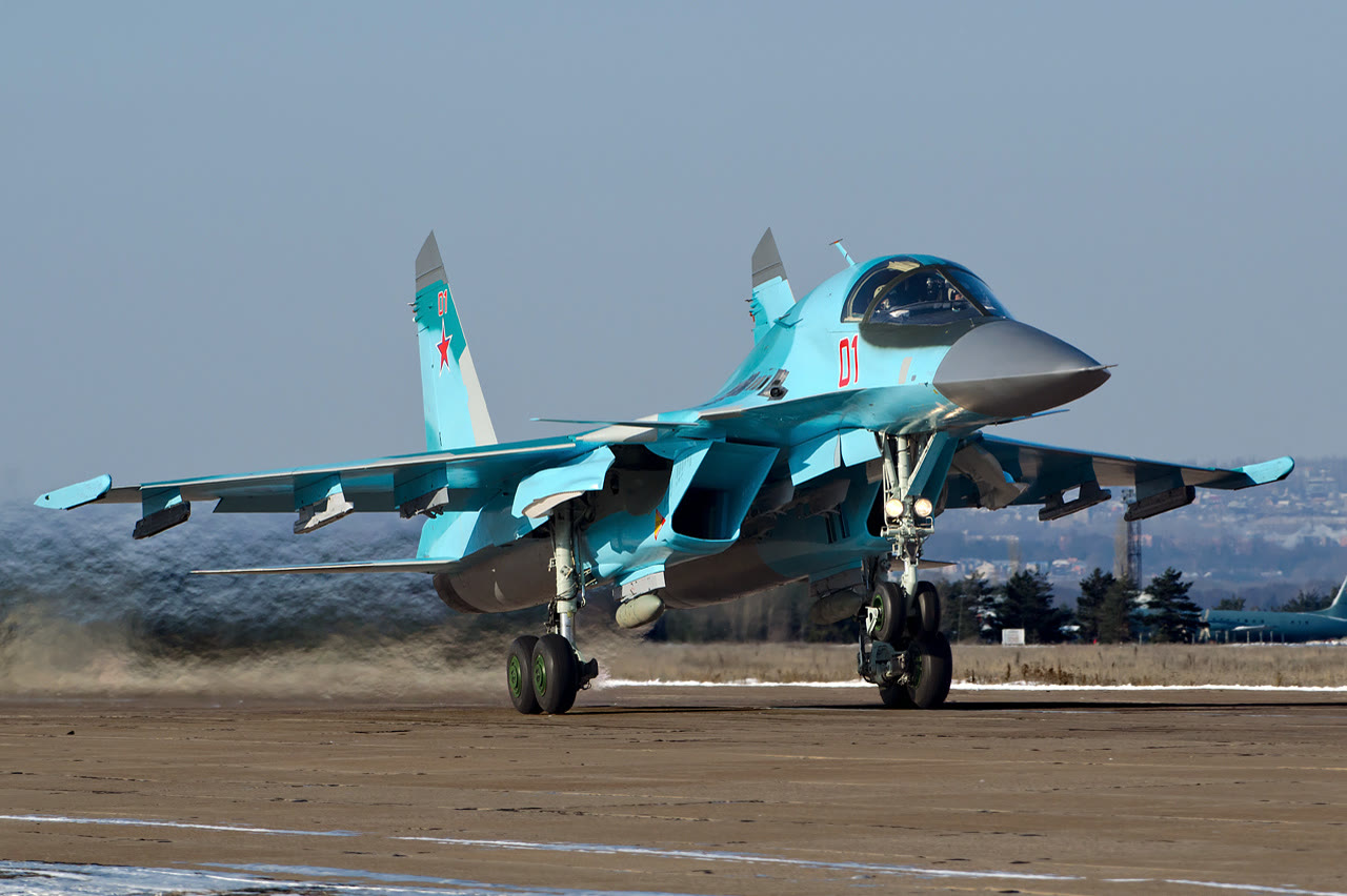 Rus Hava Kuvvetleri’ne ait bir Su-34 savaş uçağı (arşiv)