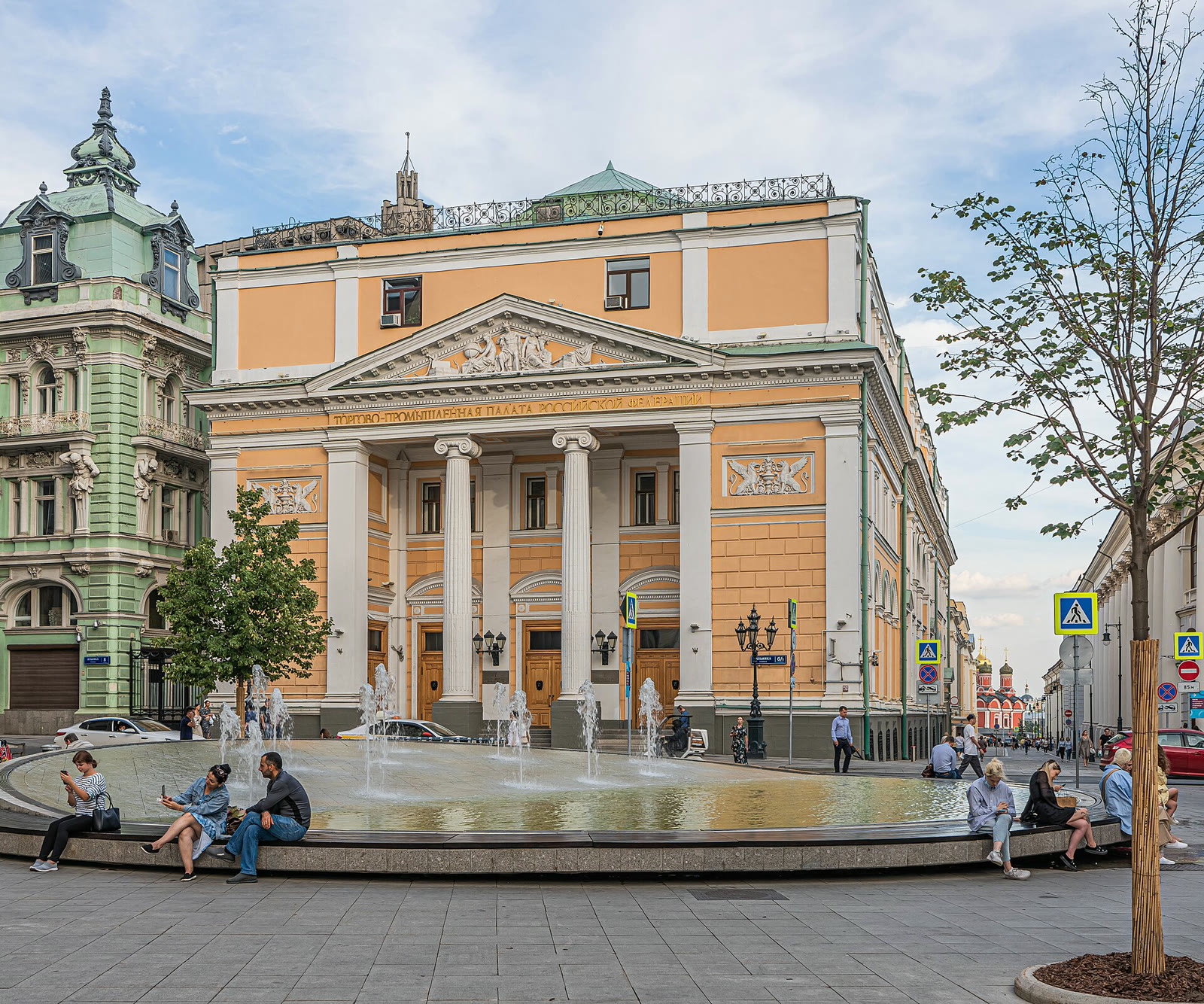 Историческое здание биржи в Москве (архивное фото)