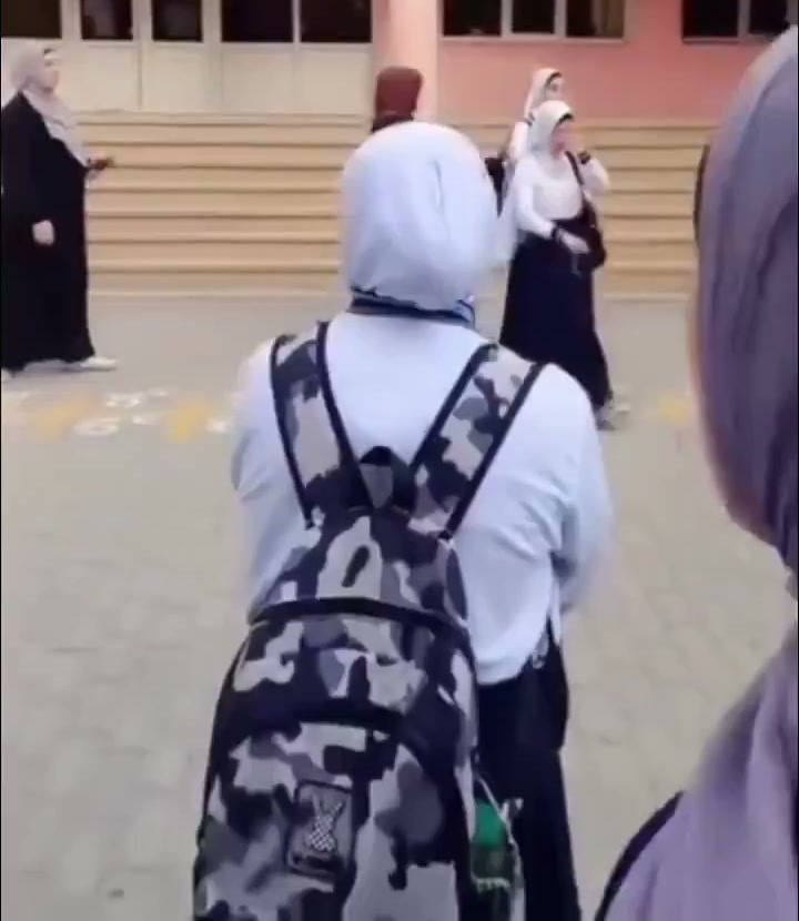 طالبات محجبات أمام المدرسة في سومغايت