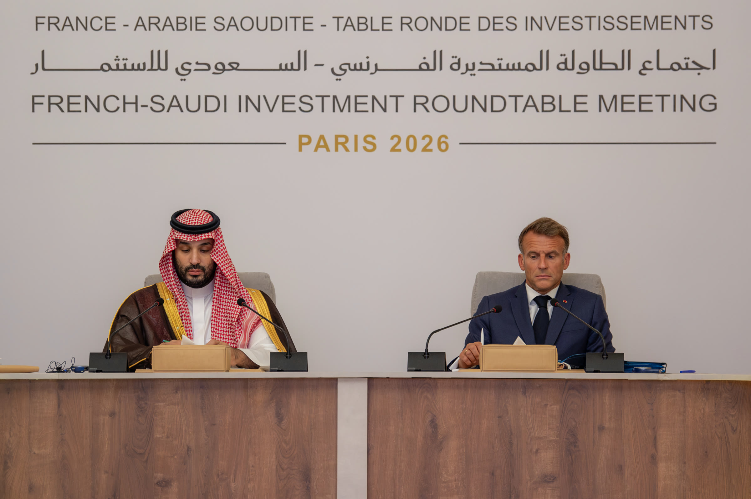 إيمانويل ماكرون وولي العهد السعودي الأمير محمد بن سلمان خلال اجتماع الطاولة المستديرة الفرنسي السعودي للاستثمار في باريس عام 2026