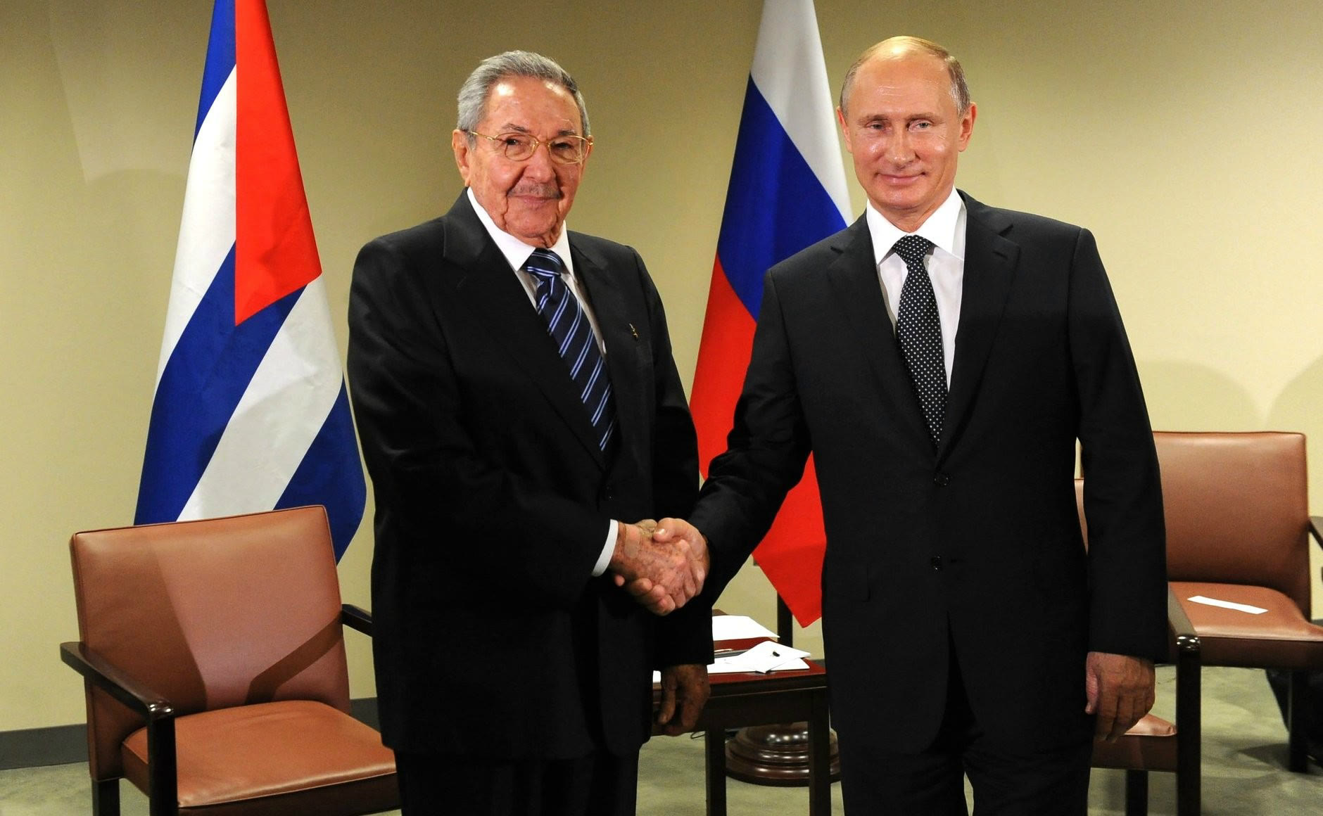 Raúl Castro ve Vladimir Putin (arşiv)