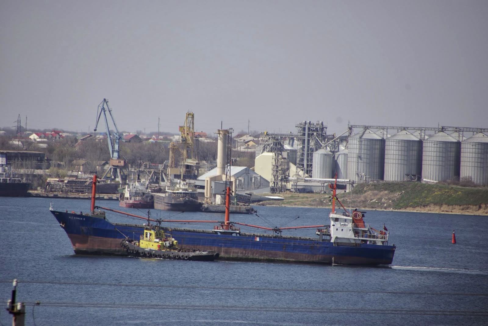 Odessa'daki Çernomorsk Limanı yakınında bir kuru yük gemisi (arşiv)