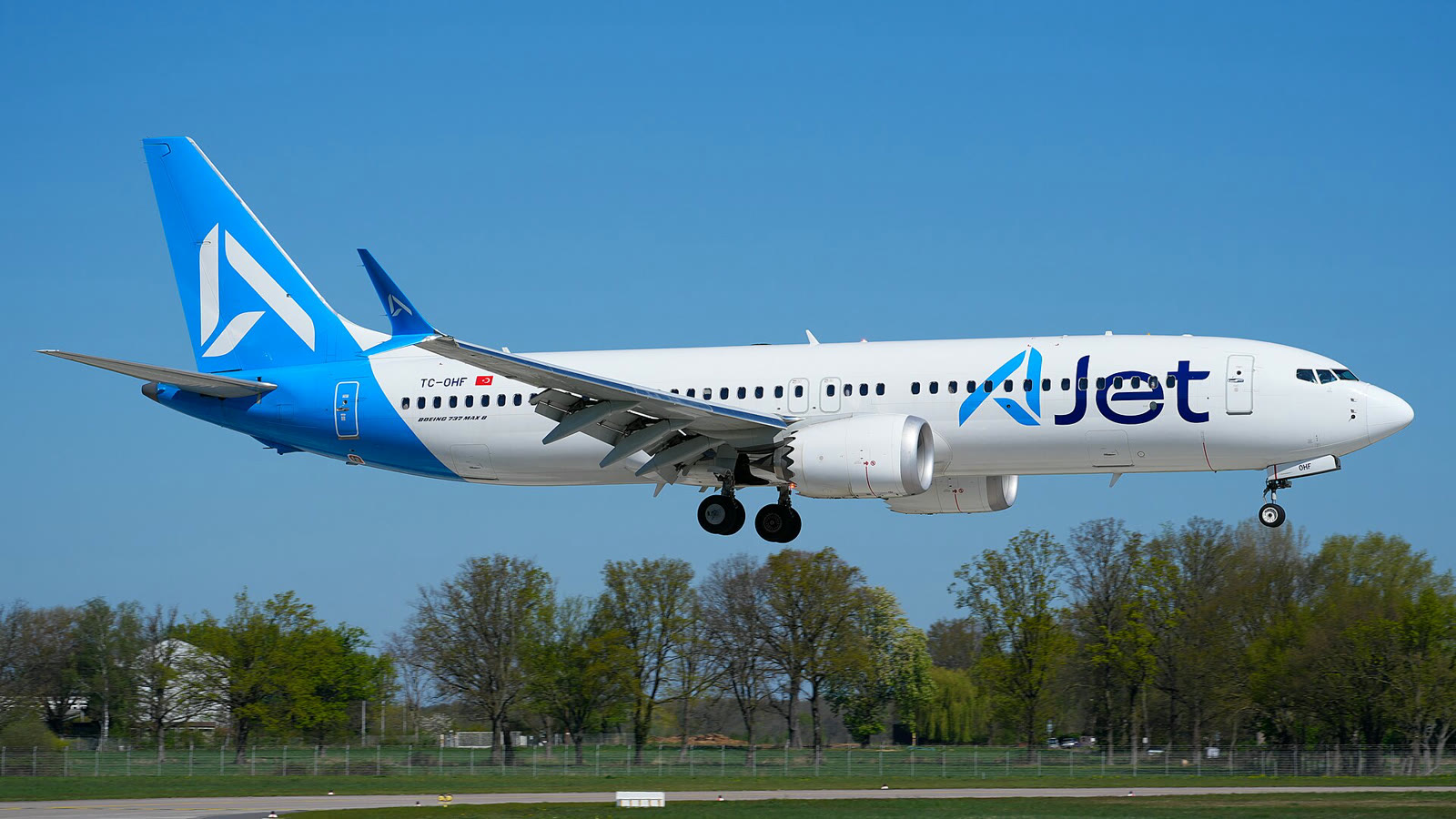 Boeing 737 MAX авиакомпании AJet заходит на посадку (архив)