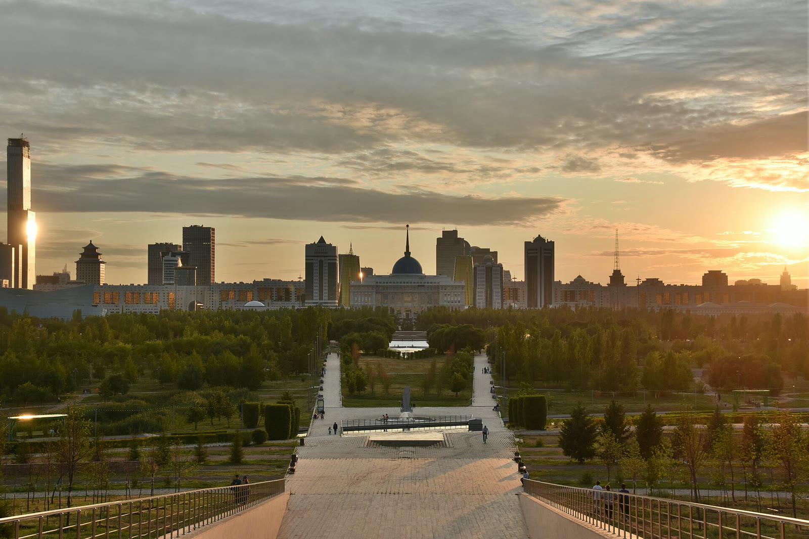 Astana'daki Barış ve Uzlaşı Sarayı'ndan kent manzarası