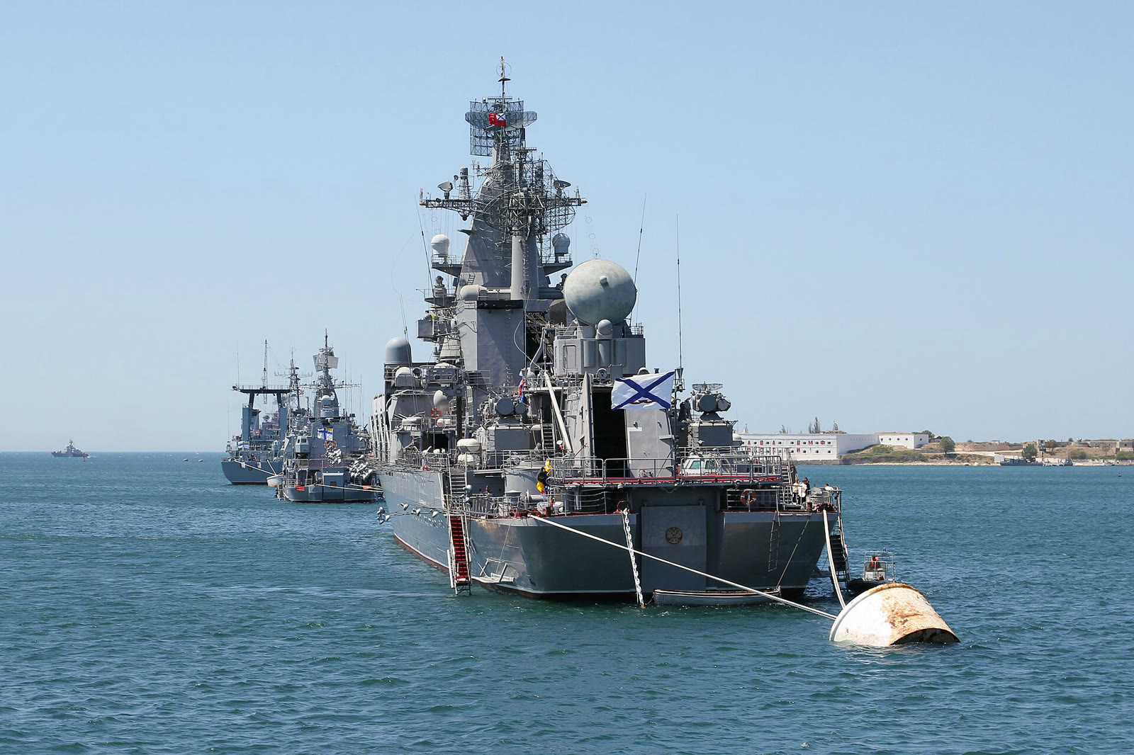 Karadeniz Filosu'nun eski amiral gemisi Moskva kruvazörü Sivastopol'de (2012)