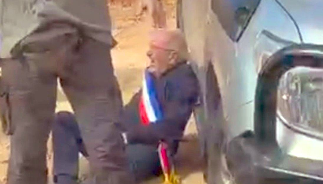 Мэр французского города Бернар Бодю на земле после нападения (кадр из видео)