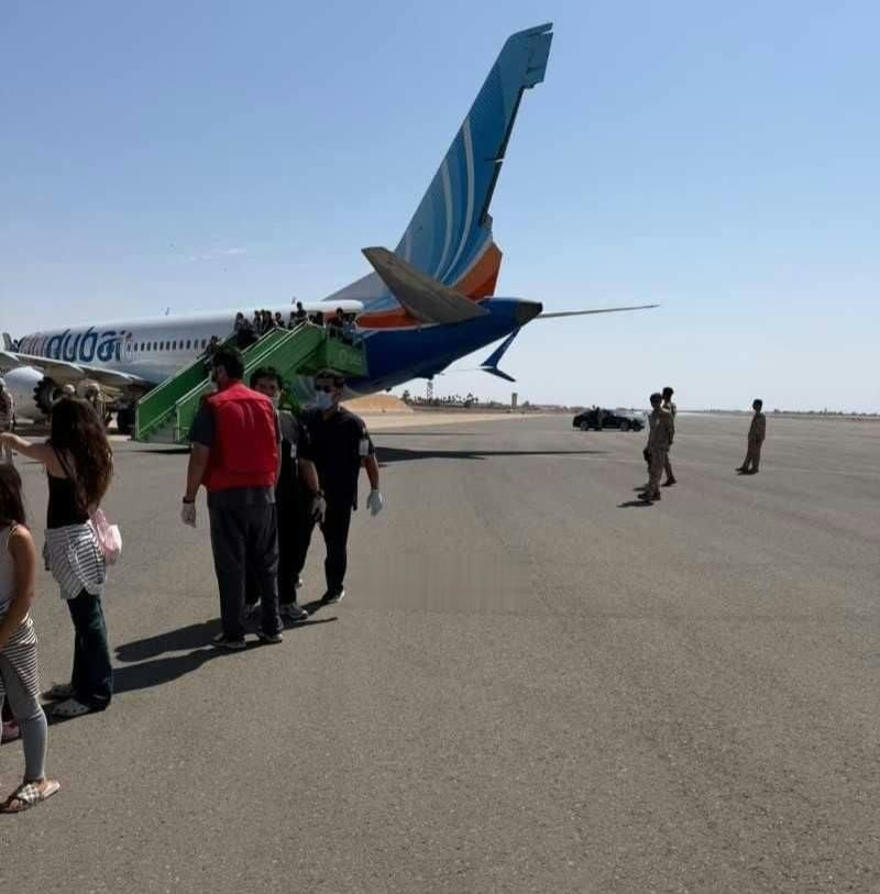 ركاب الرحلة FZ1073 يغادرون الطائرة في مطار تبوك
