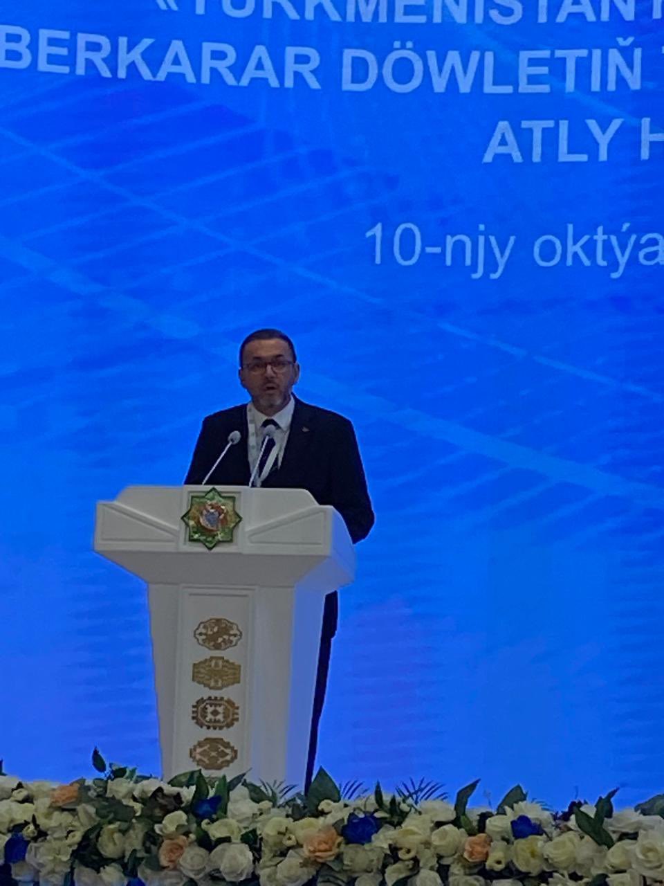 Okumuş Aşkabat’taki konferansta konuşma yaparken