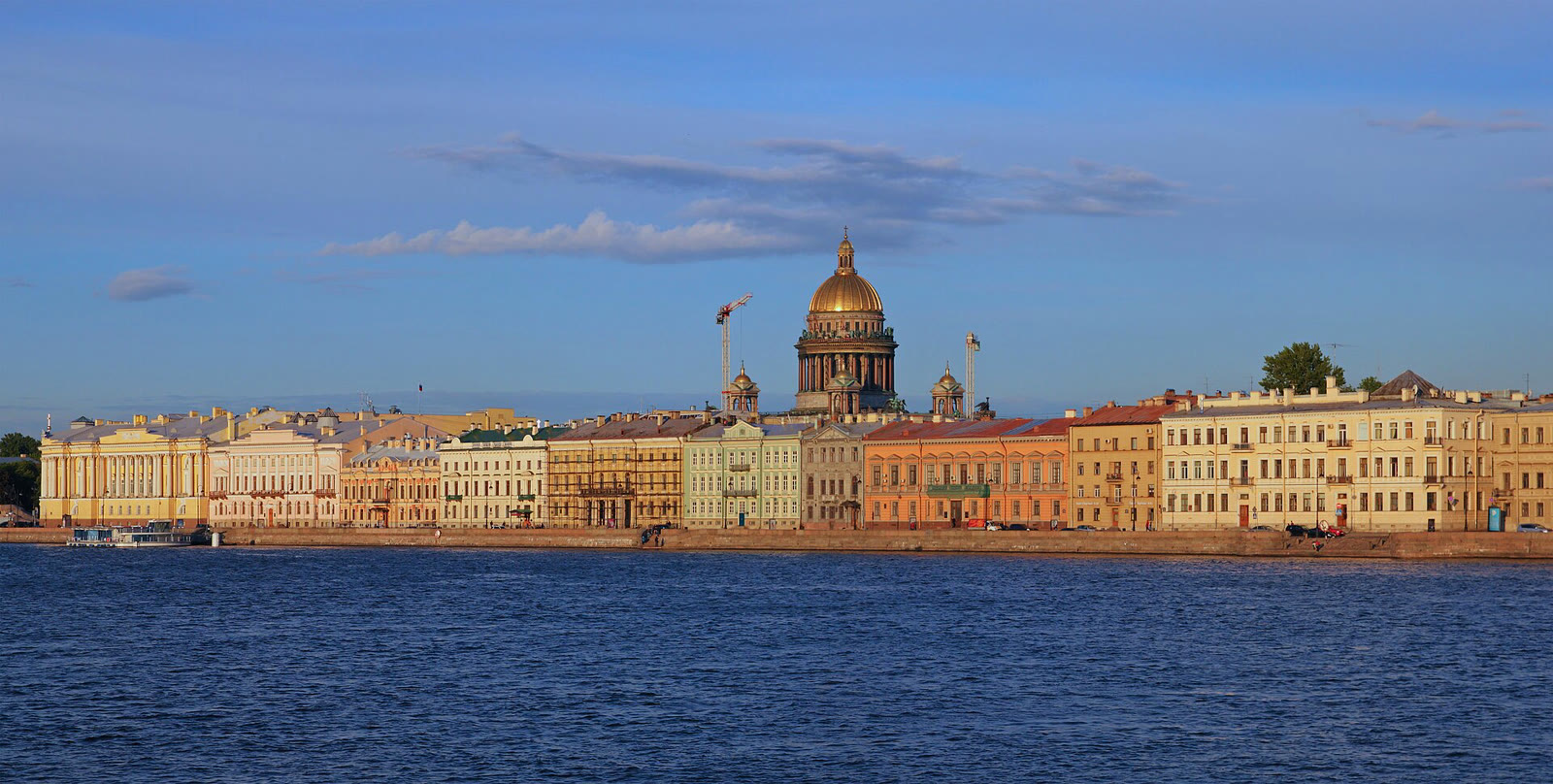 Набережная реки Невы в Санкт-Петербурге (архив)